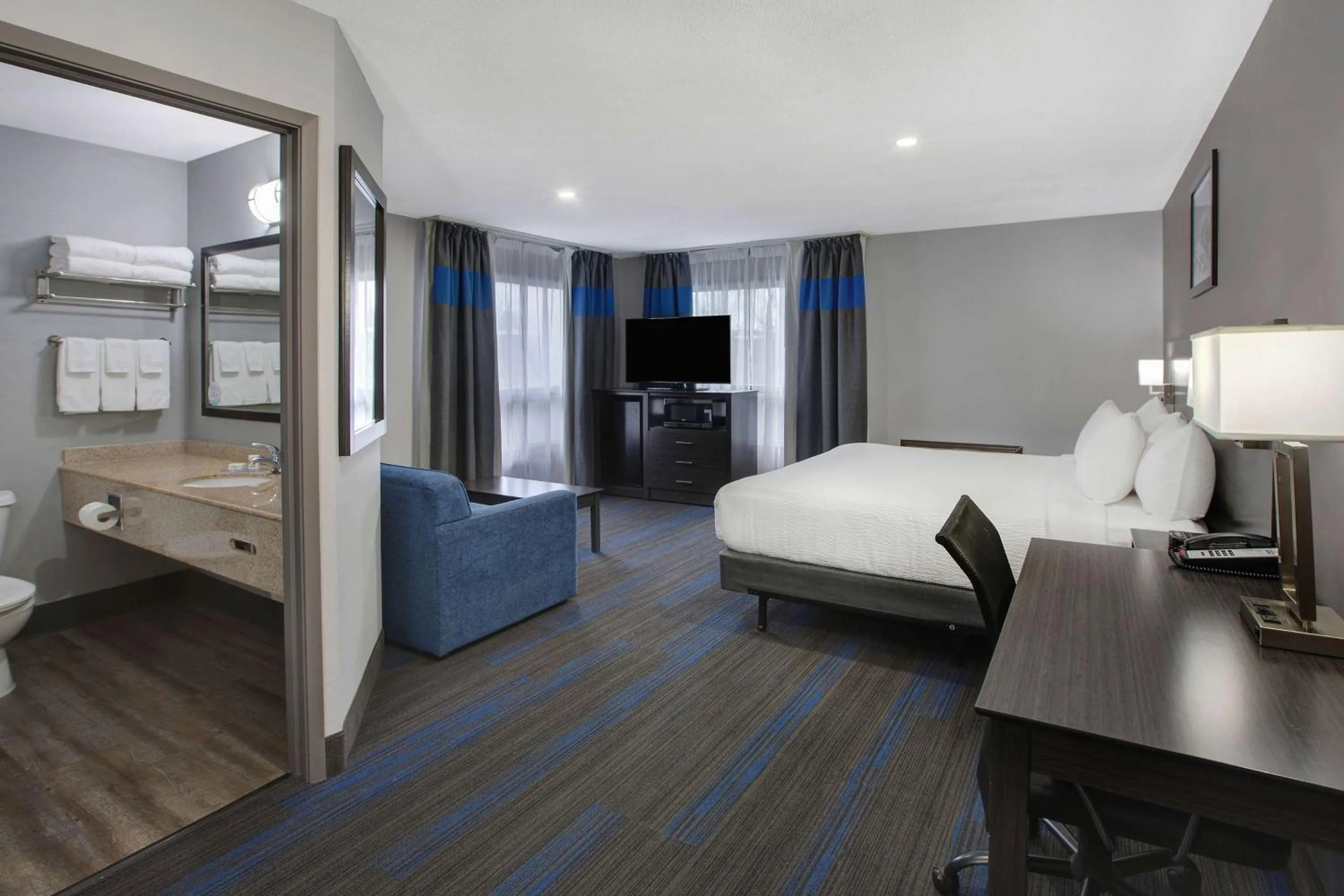 Photo of the whole room, Bed in Days Inn by Wyndham Barrie