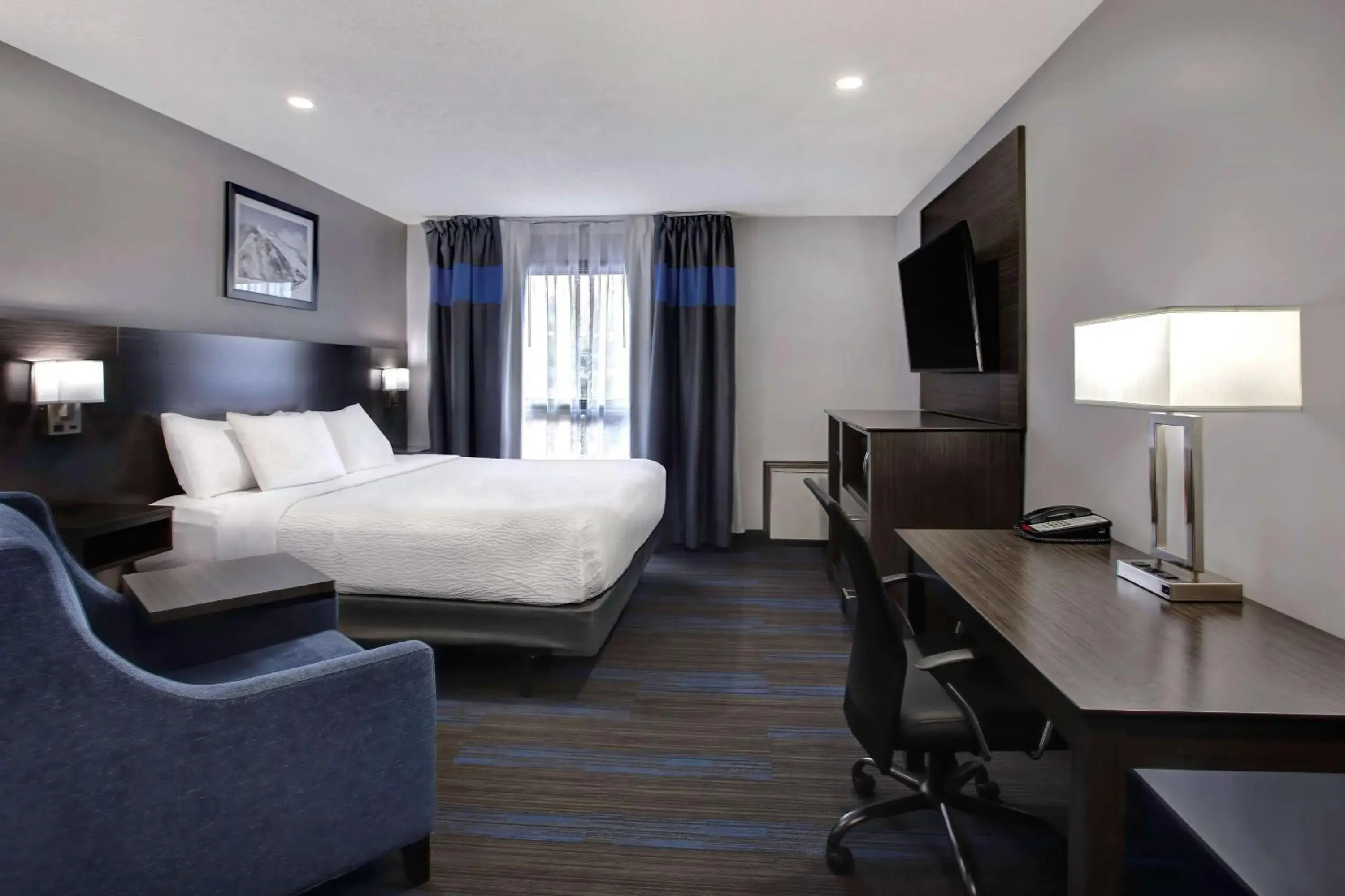 King Room /First Floor with Parking Lot Access, Non-Smoking in Days Inn by Wyndham Barrie King Room /First Floor with Parking Lot Access, Non-Smoking in Days Inn by Wyndham Barrie