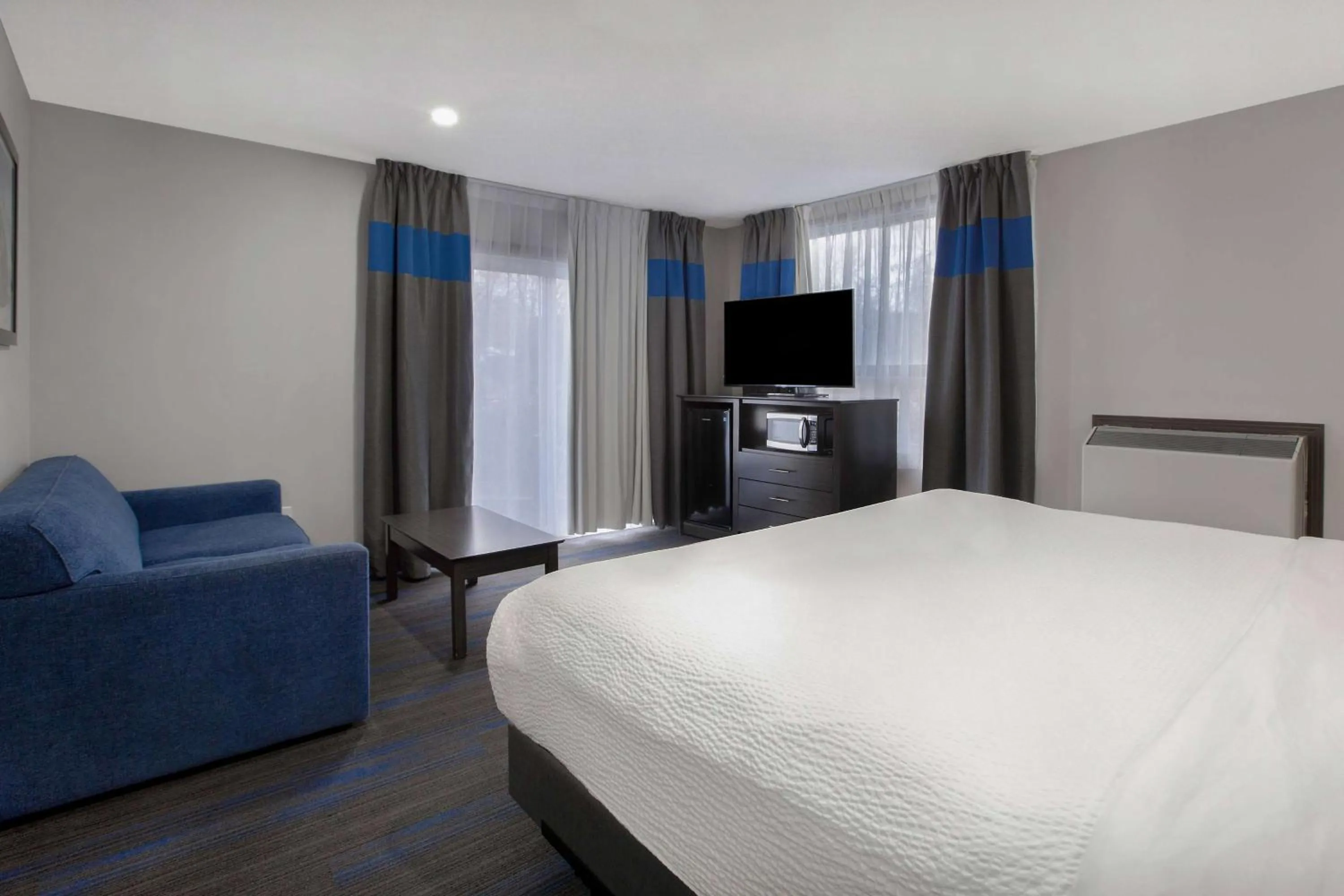 Photo of the whole room, Bed in Days Inn by Wyndham Barrie