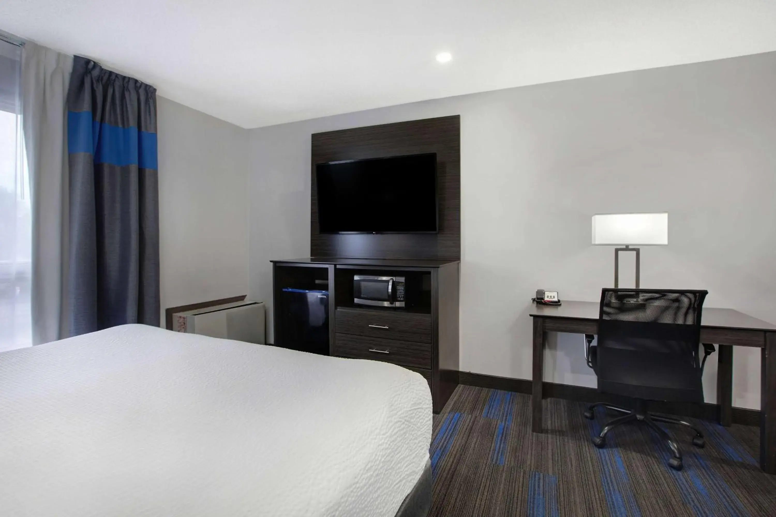 Photo of the whole room, Bed in Days Inn by Wyndham Barrie Photo of the whole room, Bed in Days Inn by Wyndham Barrie