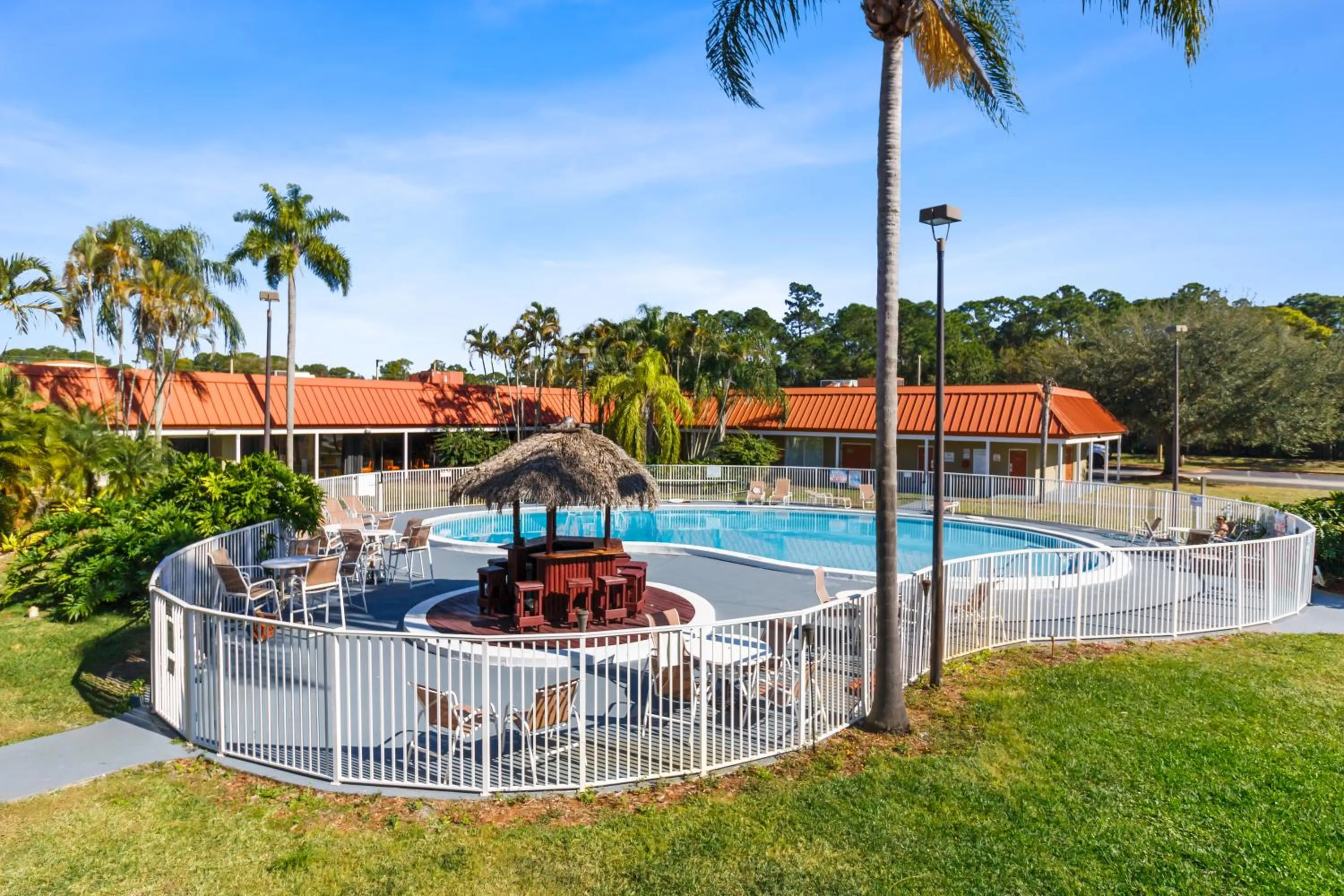 Swimming pool in Vero Beach Inn & Suites Vero Beach I-95