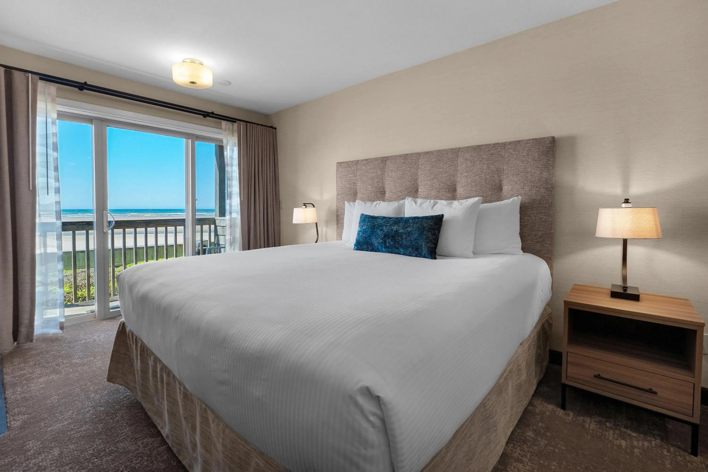 Bed in Schooner's Cove Inn