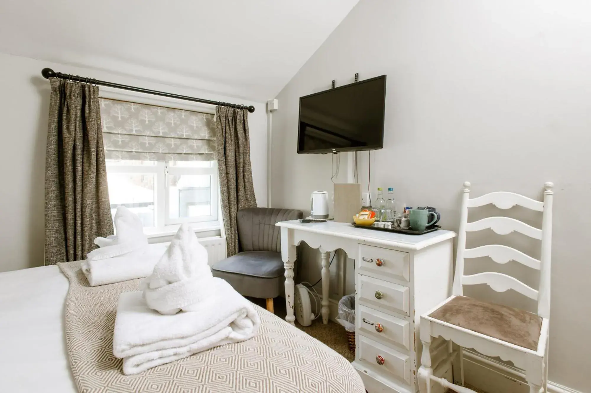 Deluxe Double Room with Shower in The Sun Inn At Hook Norton Deluxe Double Room with Shower in The Sun Inn At Hook Norton