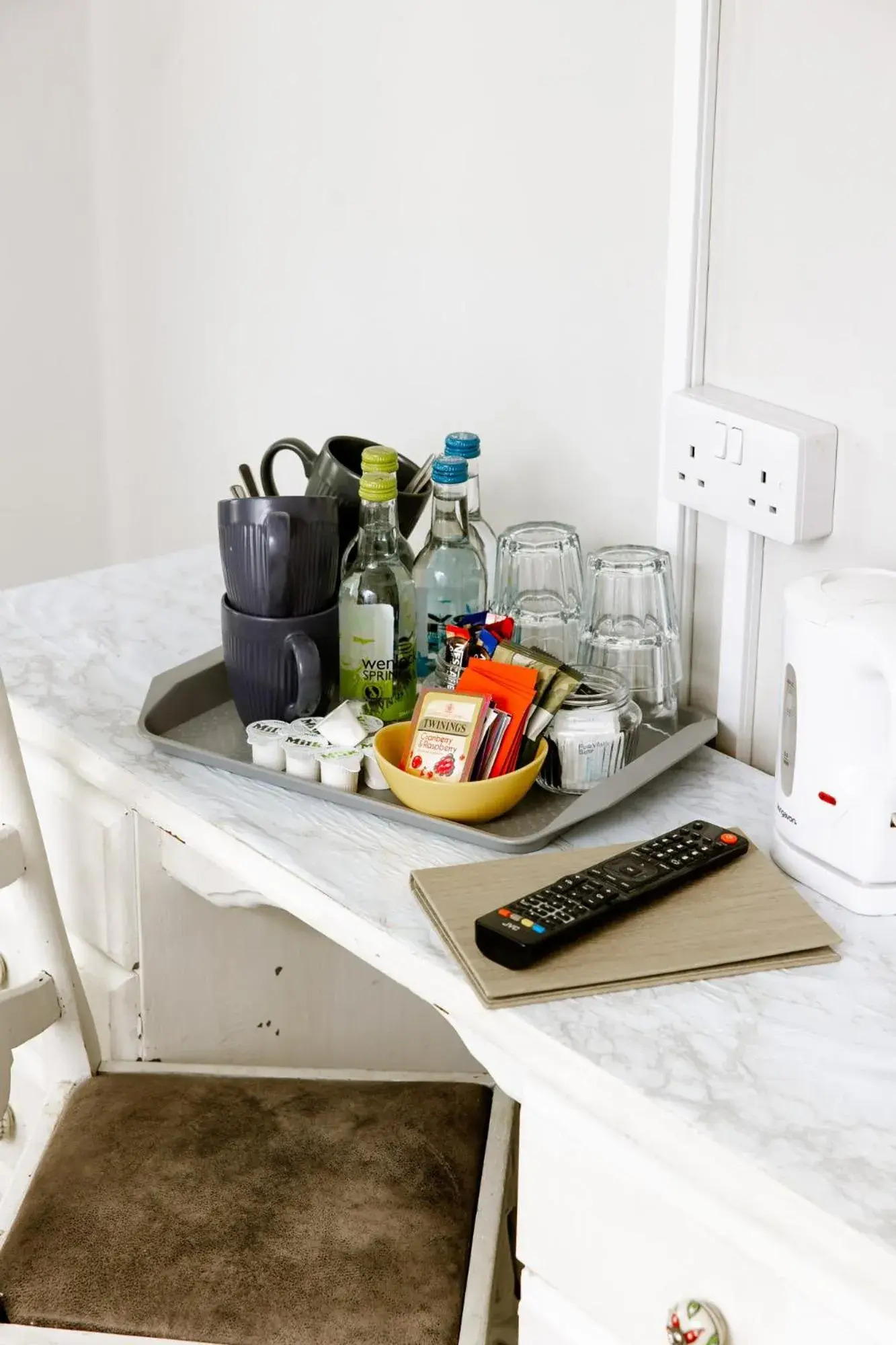 Twin Room with Shower in The Sun Inn At Hook Norton Twin Room with Shower in The Sun Inn At Hook Norton