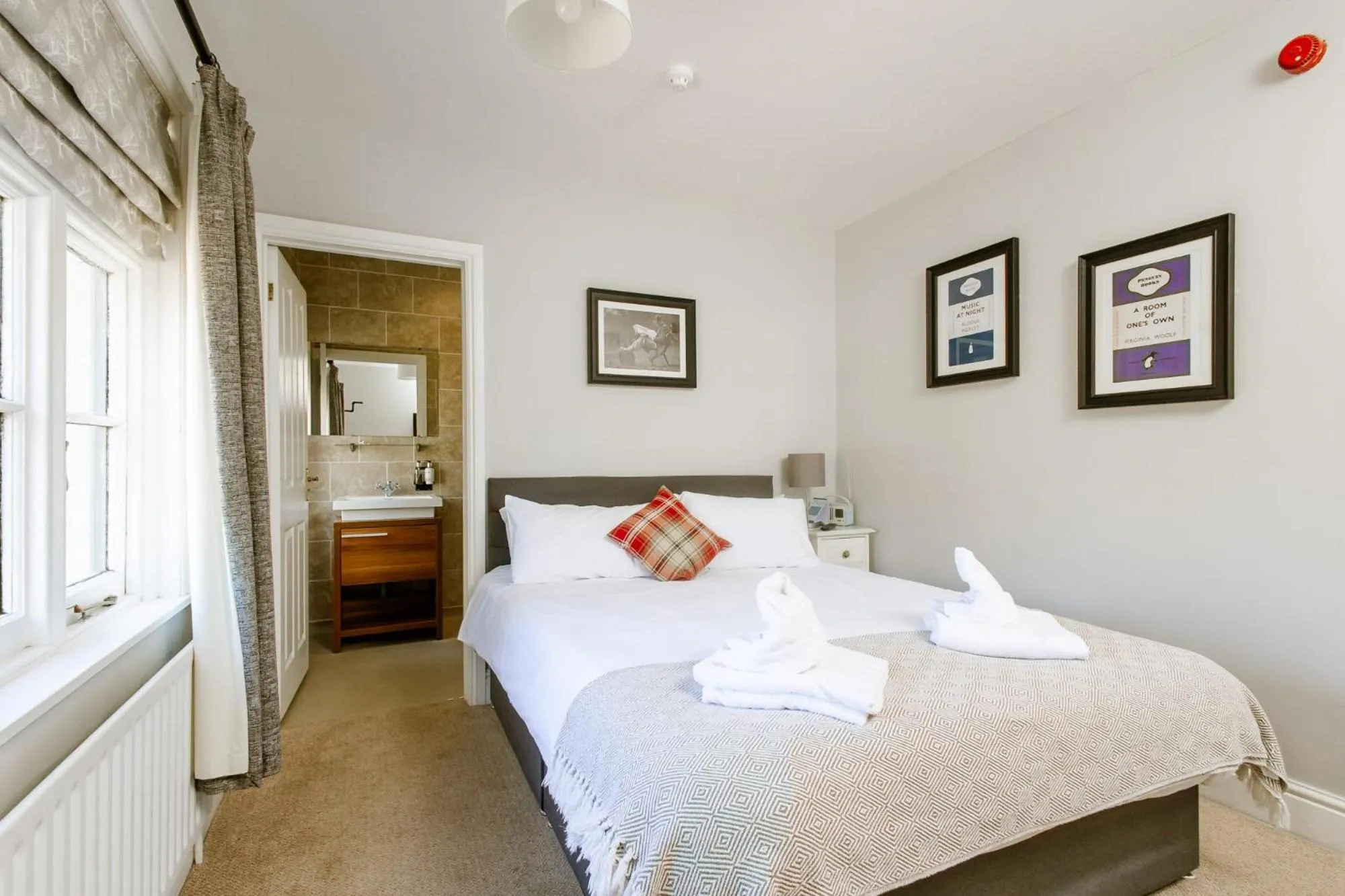 Bed in The Sun Inn At Hook Norton