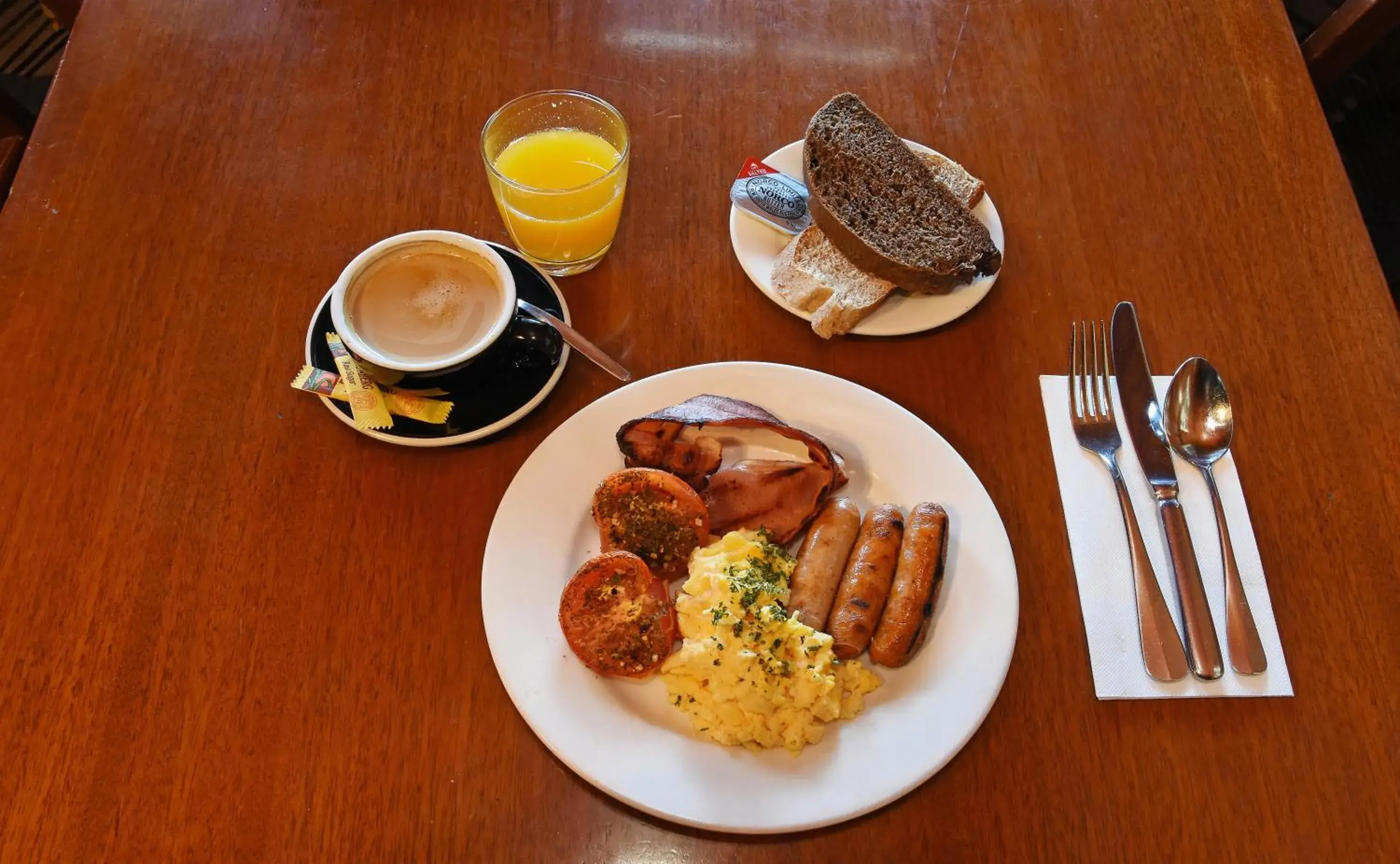 Buffet breakfast in O'Reilly's Rainforest Retreat Buffet breakfast in O'Reilly's Rainforest Retreat