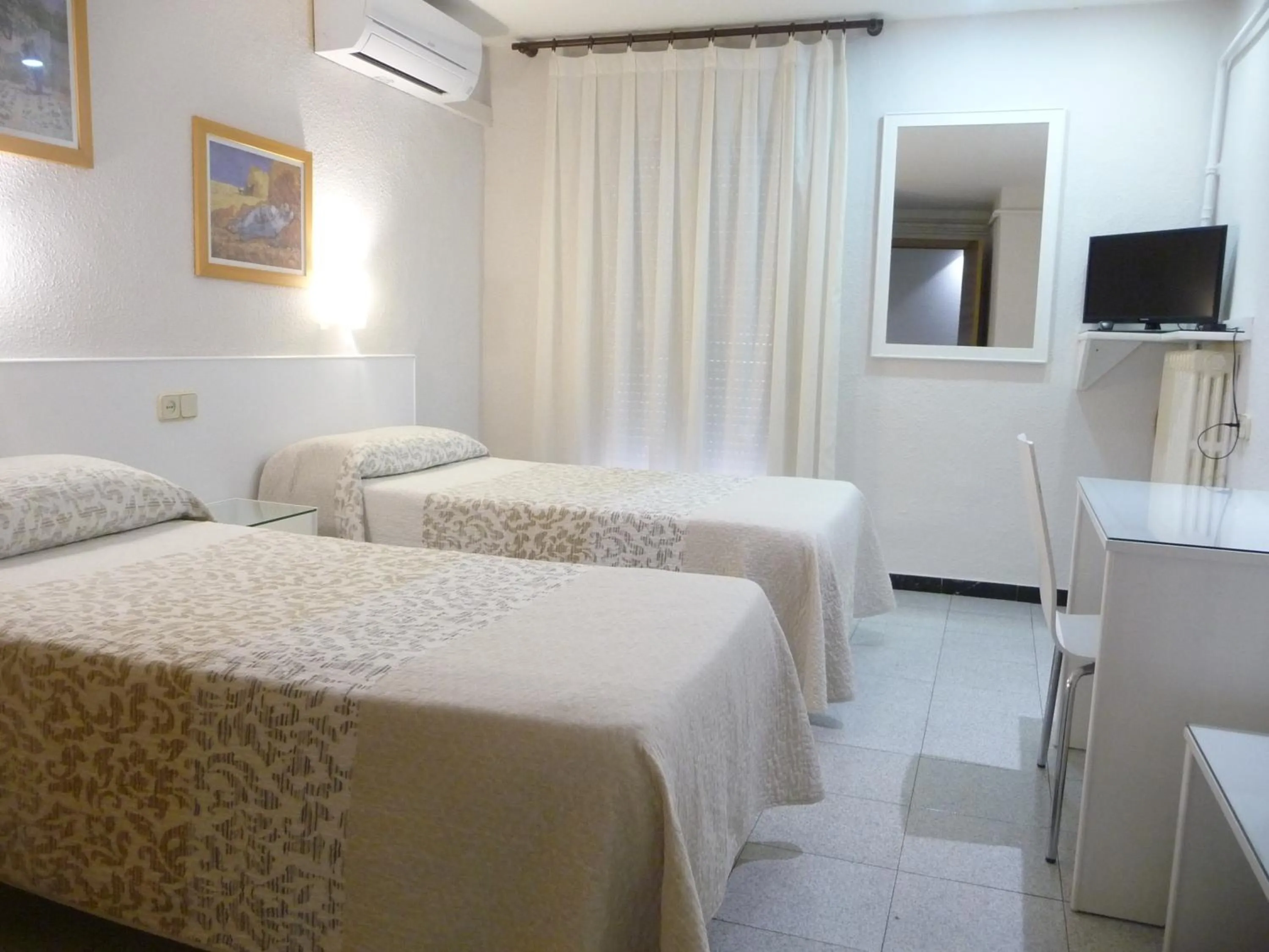 Bedroom, Bed in Hotel Goya