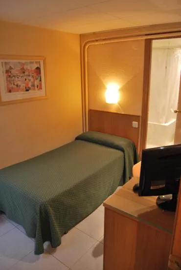 Photo of the whole room, Bed in Hotel Goya