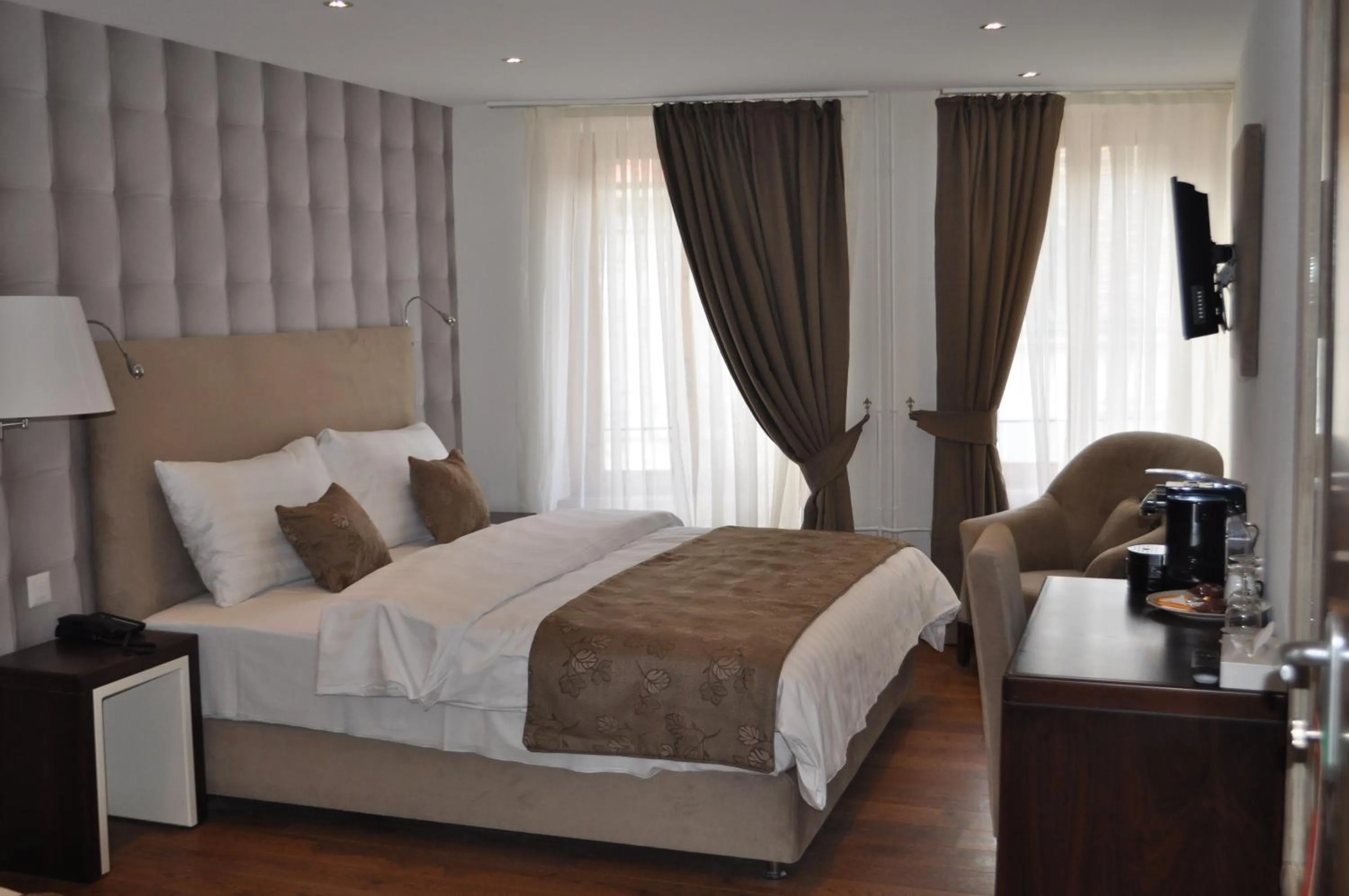 Photo of the whole room, Bed in Hotel de Savoie