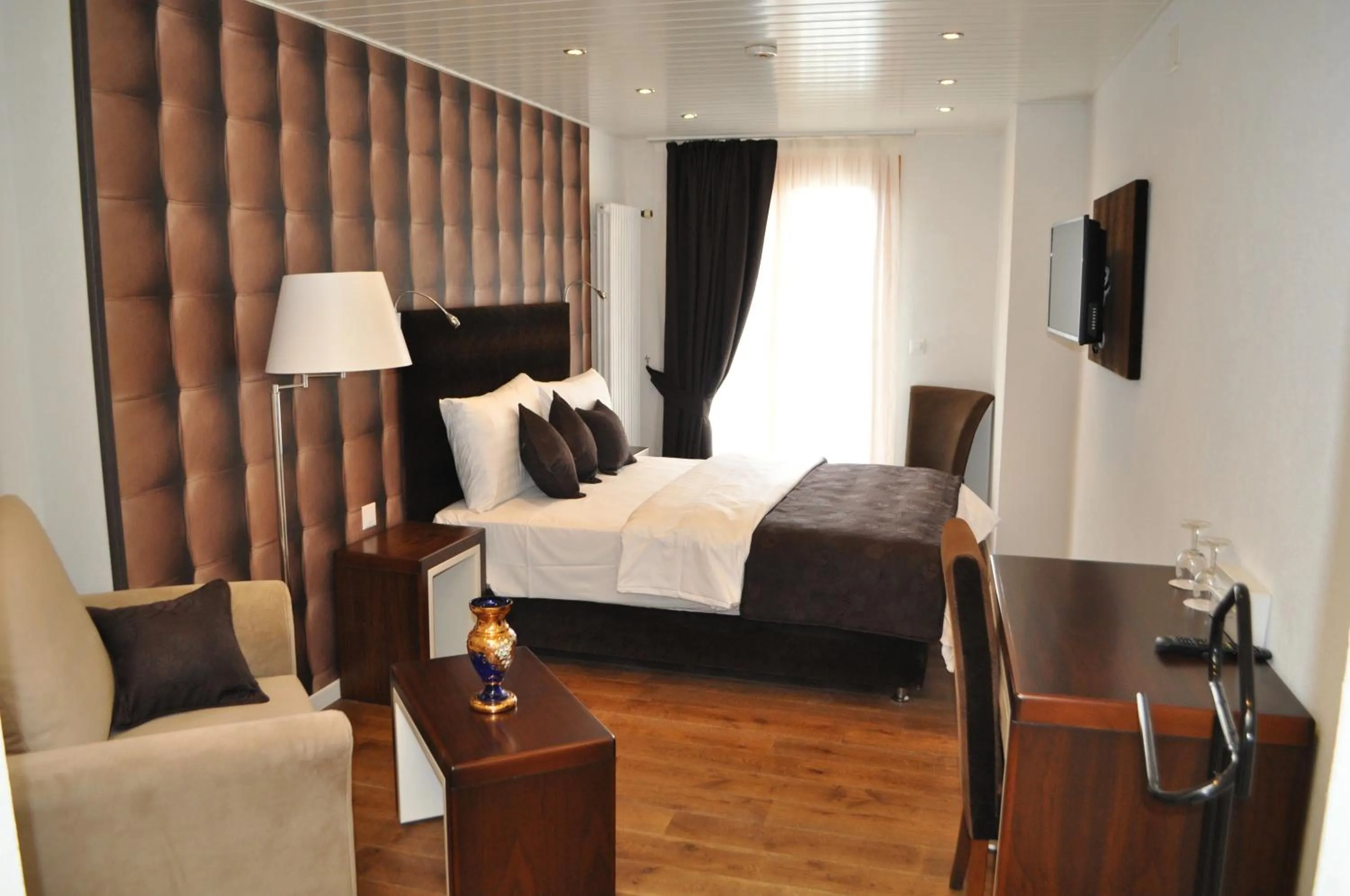 Photo of the whole room, Bed in Hotel de Savoie