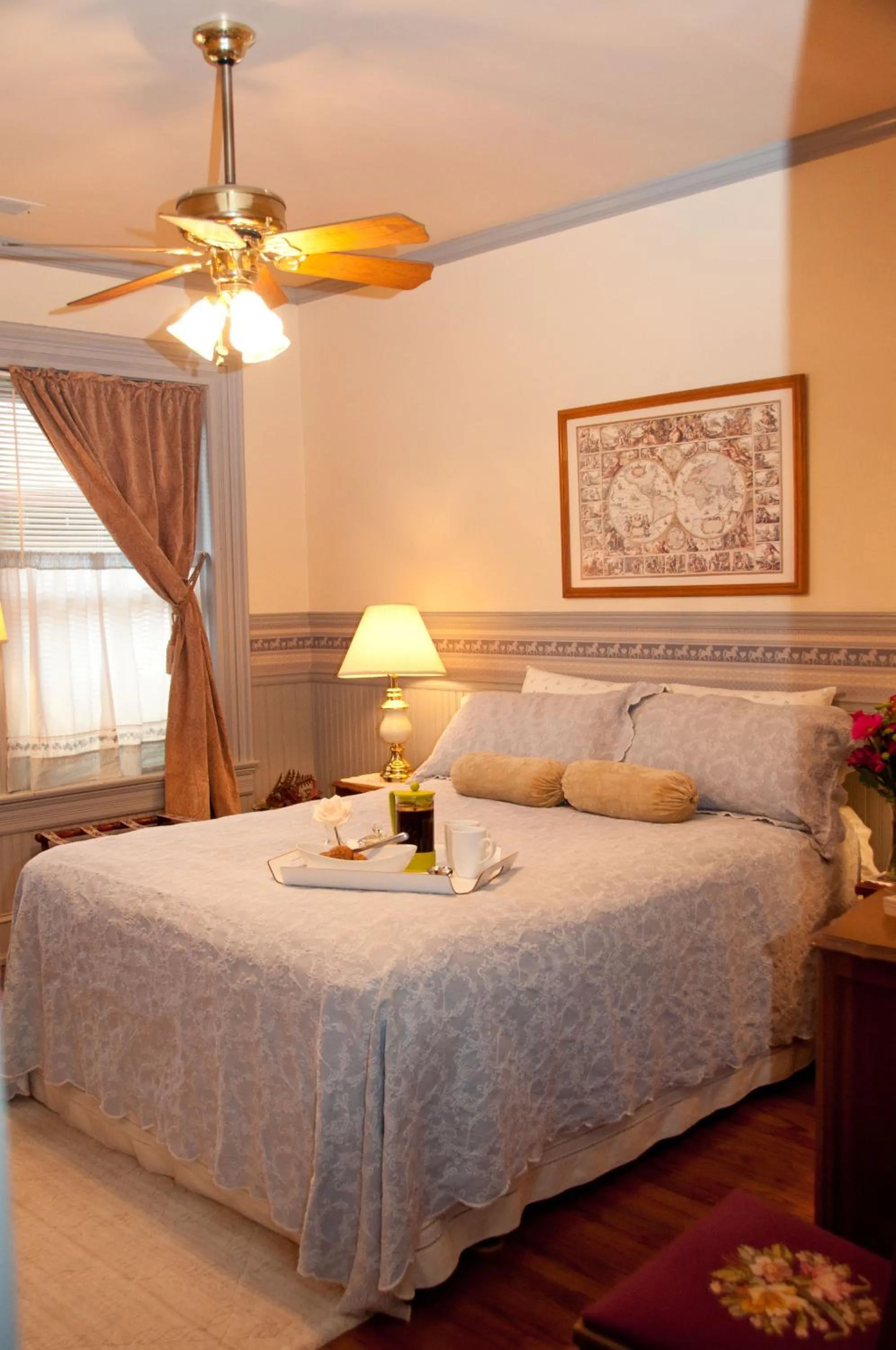 Photo of the whole room, Bed in Main Street Inn