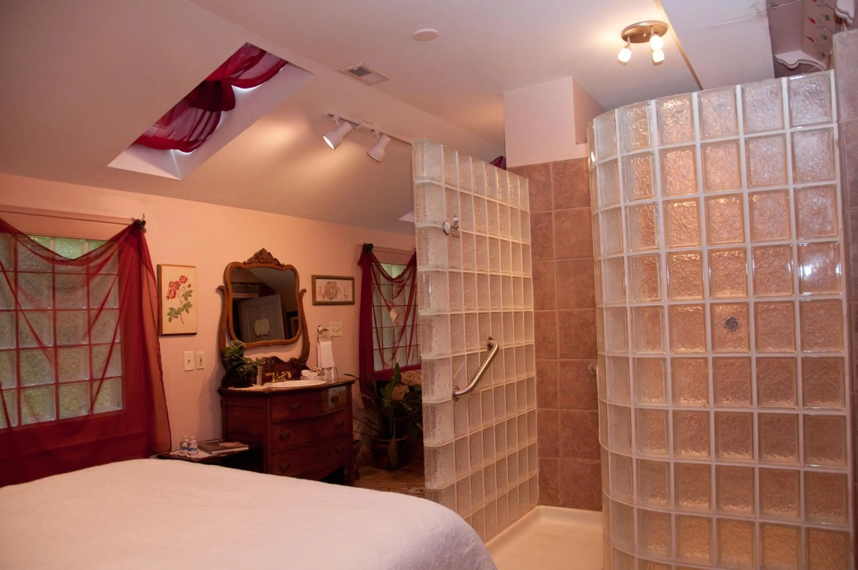 Photo of the whole room, Bed in Main Street Inn