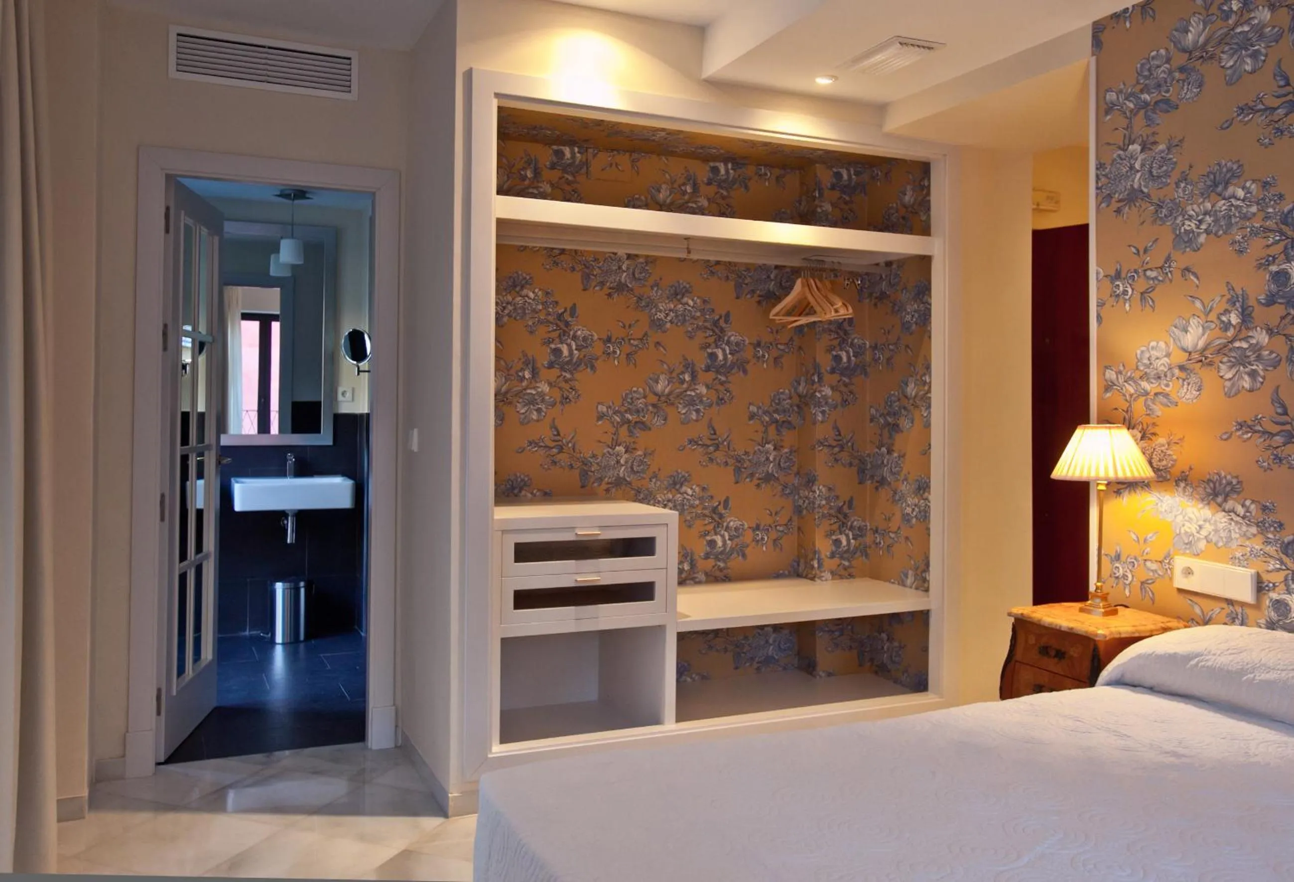 Photo of the whole room, Bed in Suites Murillo Alcázar