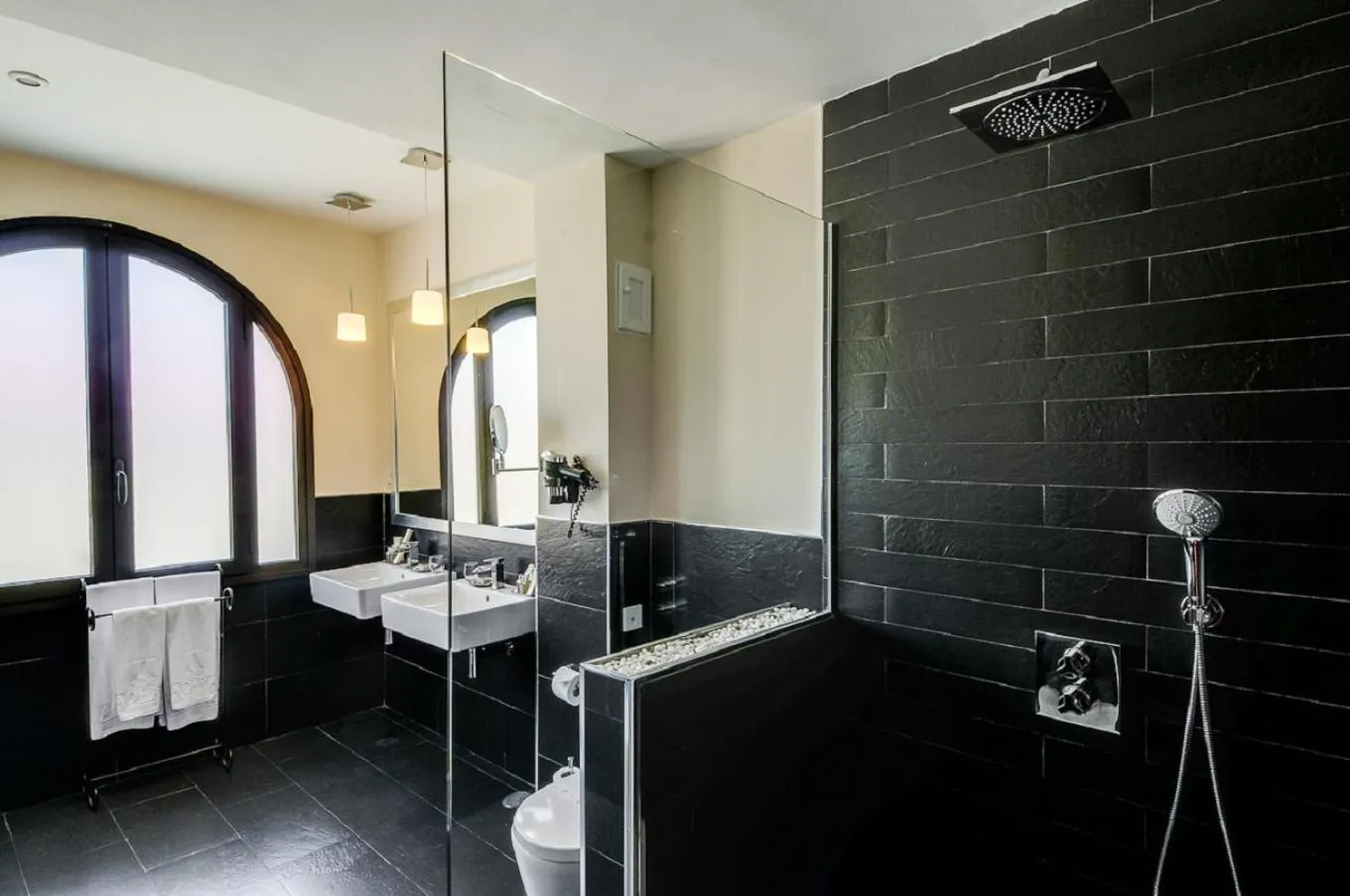 Shower in Suites Murillo Alcázar