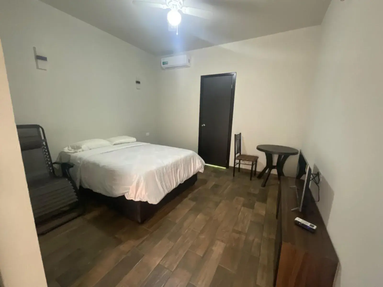 Single Room with Private Bathroom - single occupancy in Hotel & Hostal 230 Single Room with Private Bathroom - single occupancy in Hotel & Hostal 230
