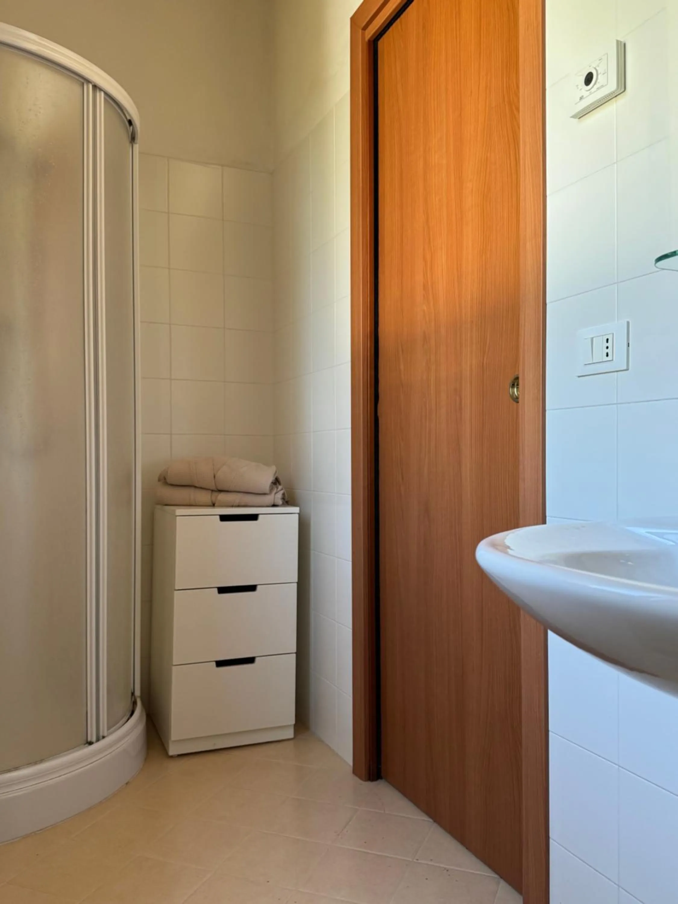 Shower in Pool & Garden Villa Lelia