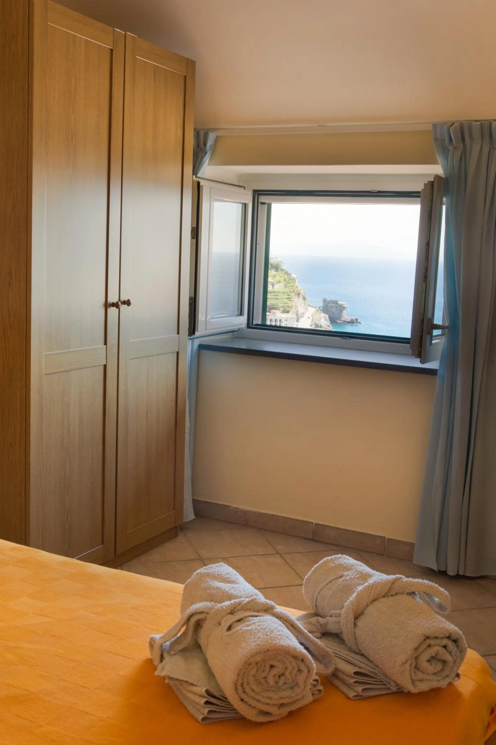 Decorative detail, Bed in Palazzo Cocò Sentiero dei Limoni