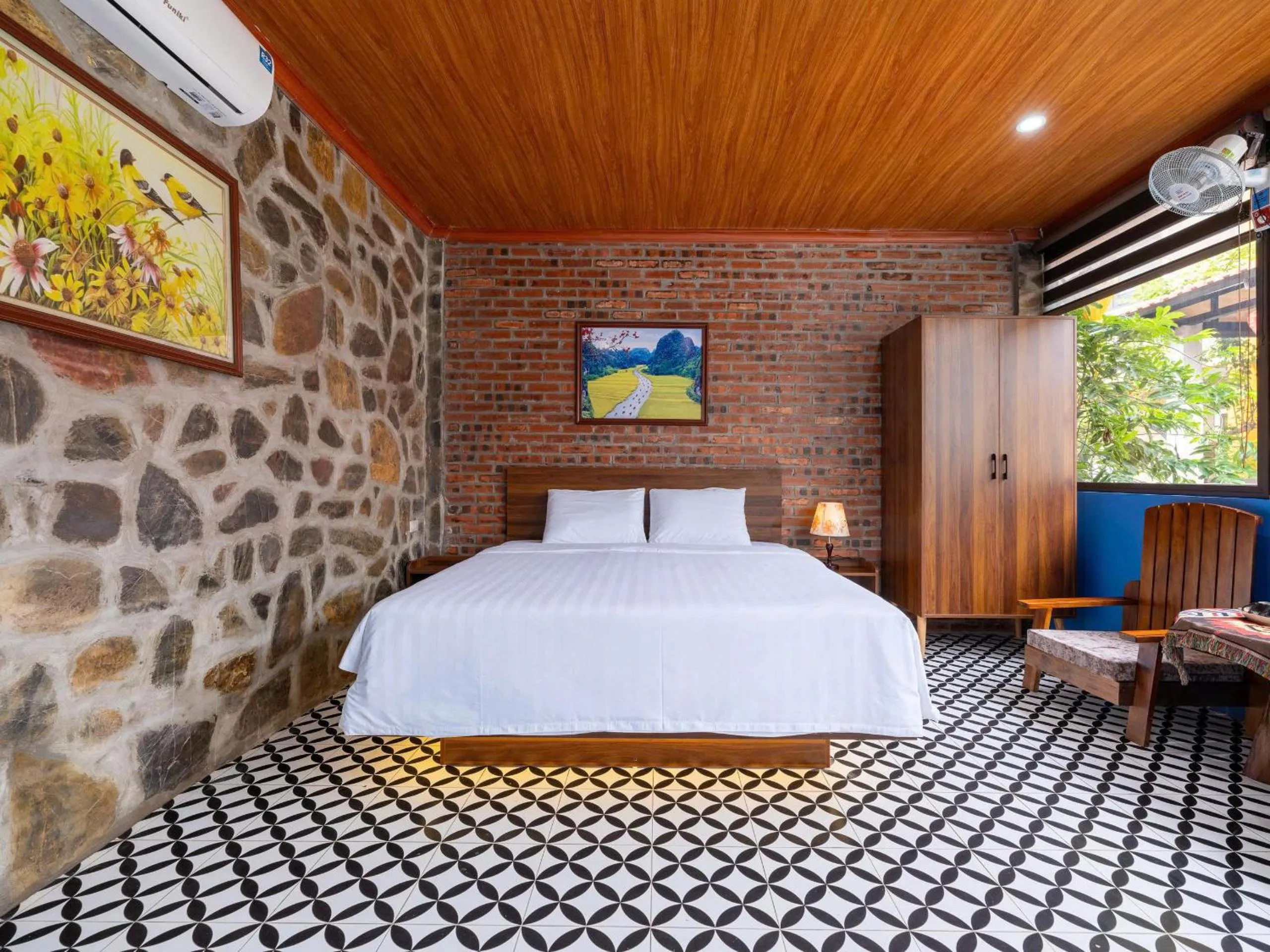 Bed in Cozy Son Hotel