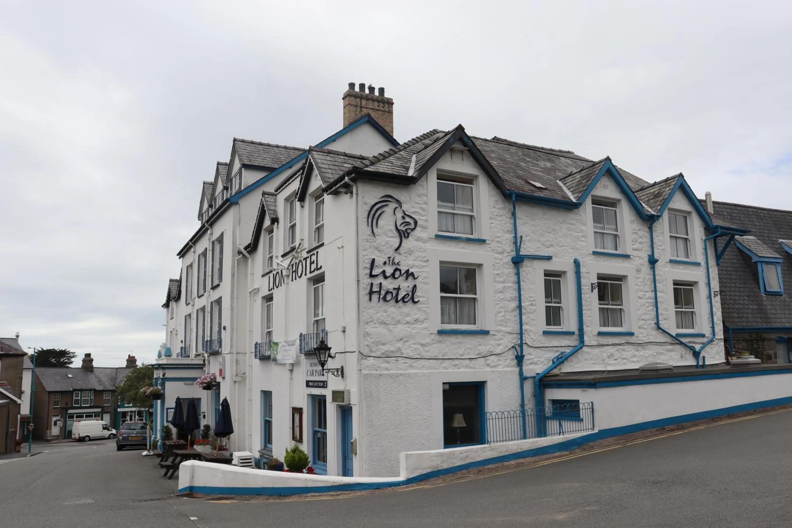 Lion Hotel & Studio Apartments