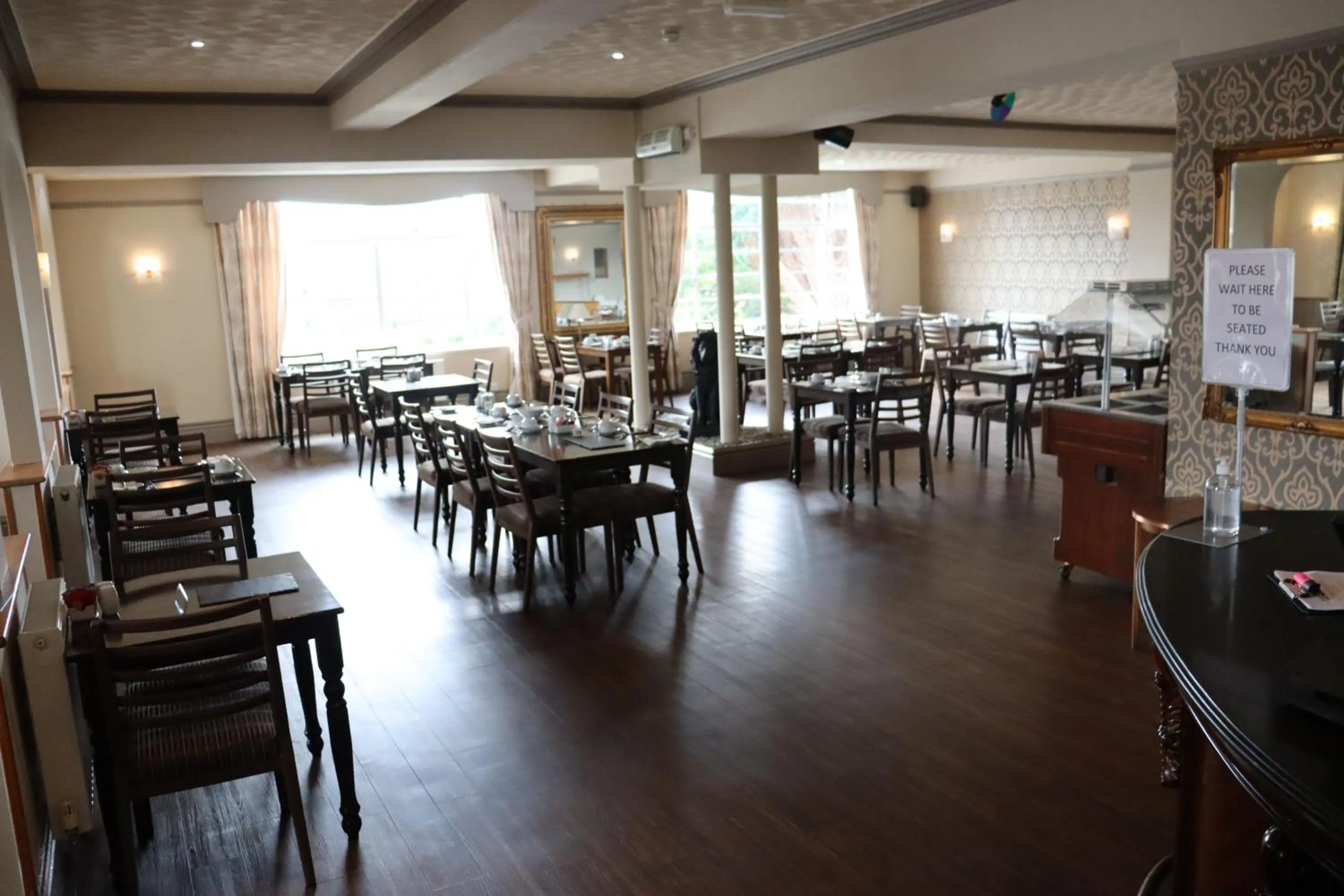 Lion Hotel & Studio Apartments