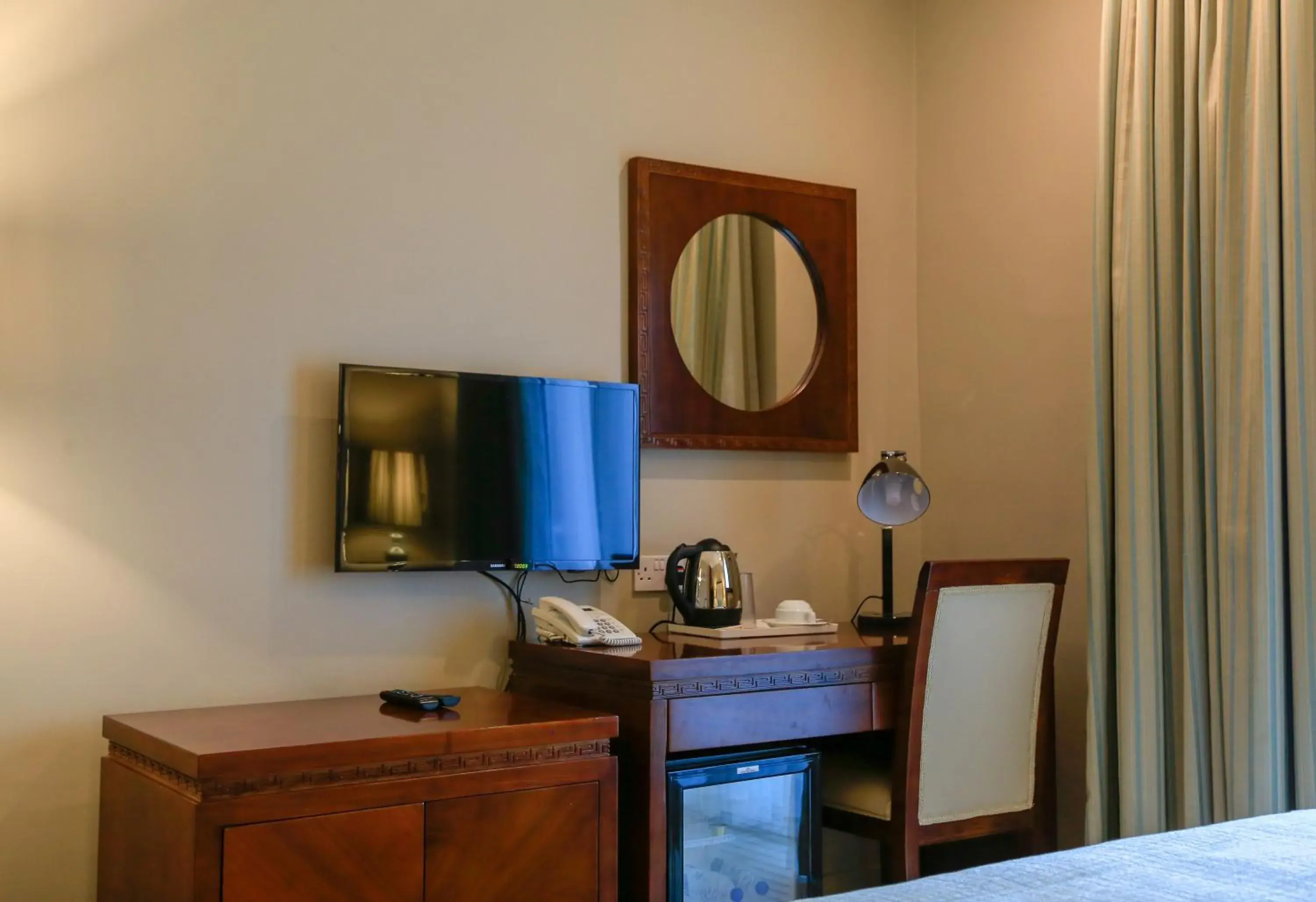 Communal lounge/ TV room, Bed in Muscat Inn Hotel Communal lounge/ TV room, Bed in Muscat Inn Hotel