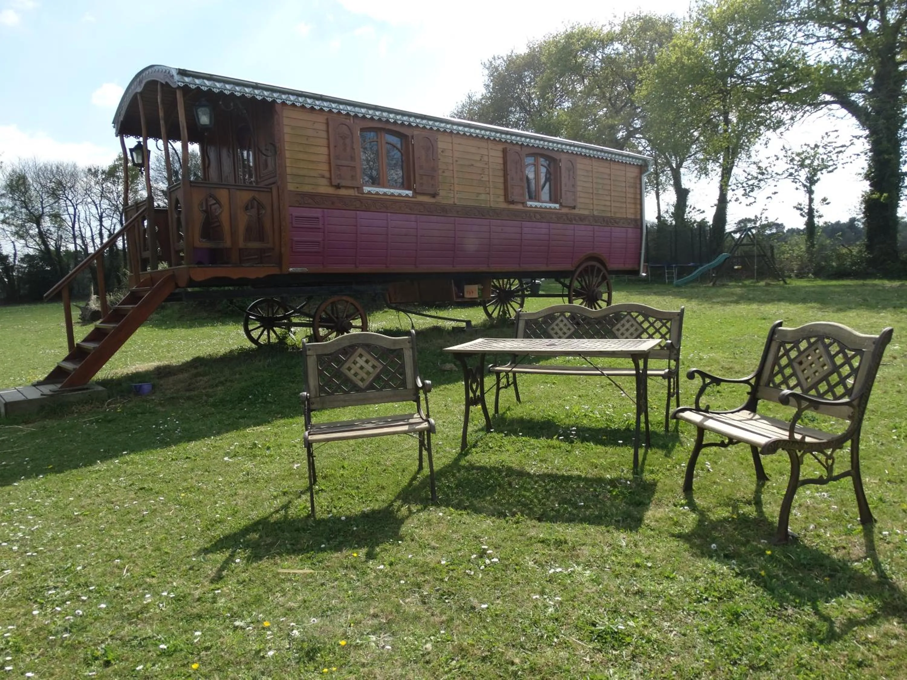 BBQ facilities in Une roulotte et des chevaux