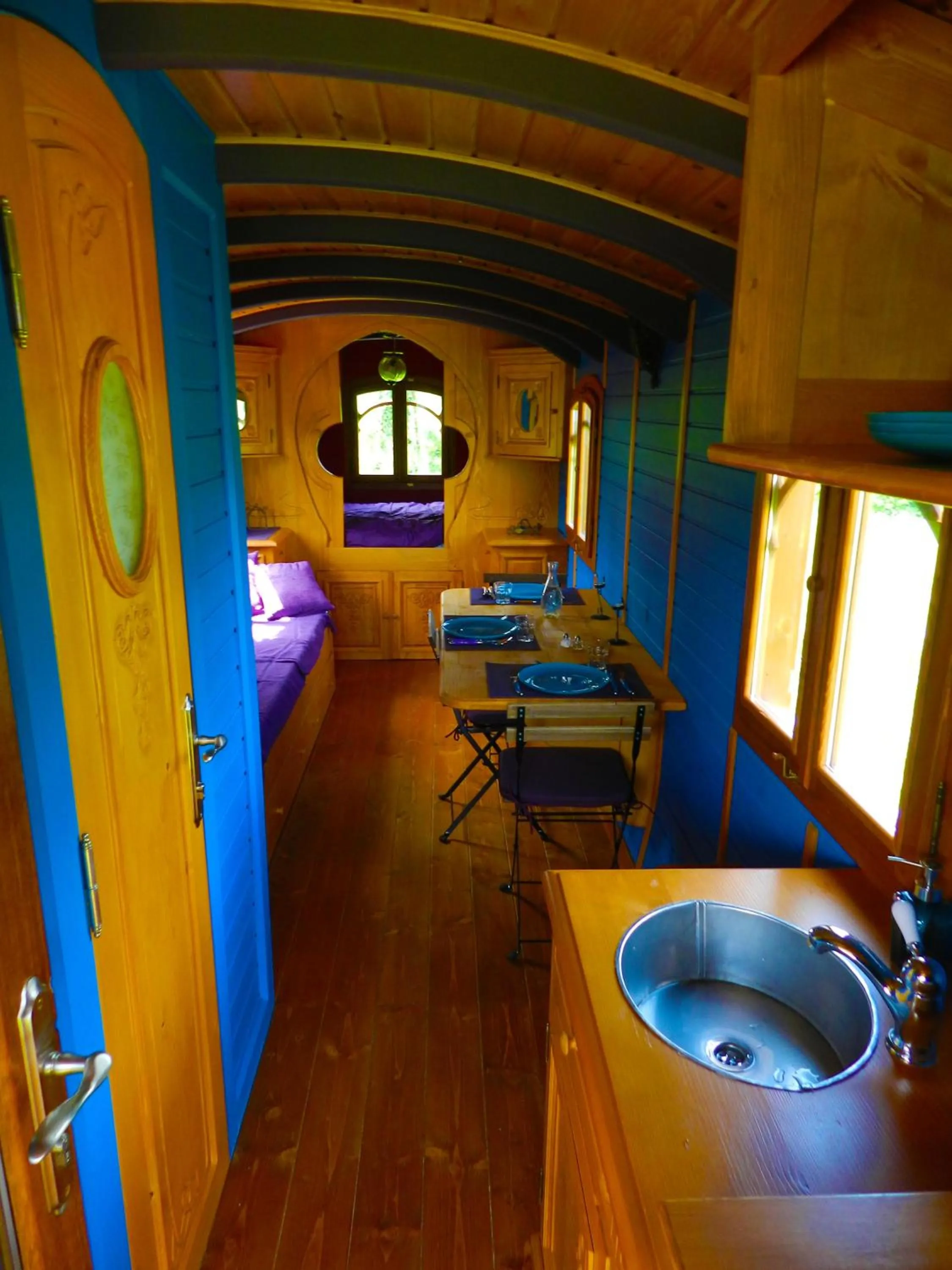 Photo of the whole room in Une roulotte et des chevaux