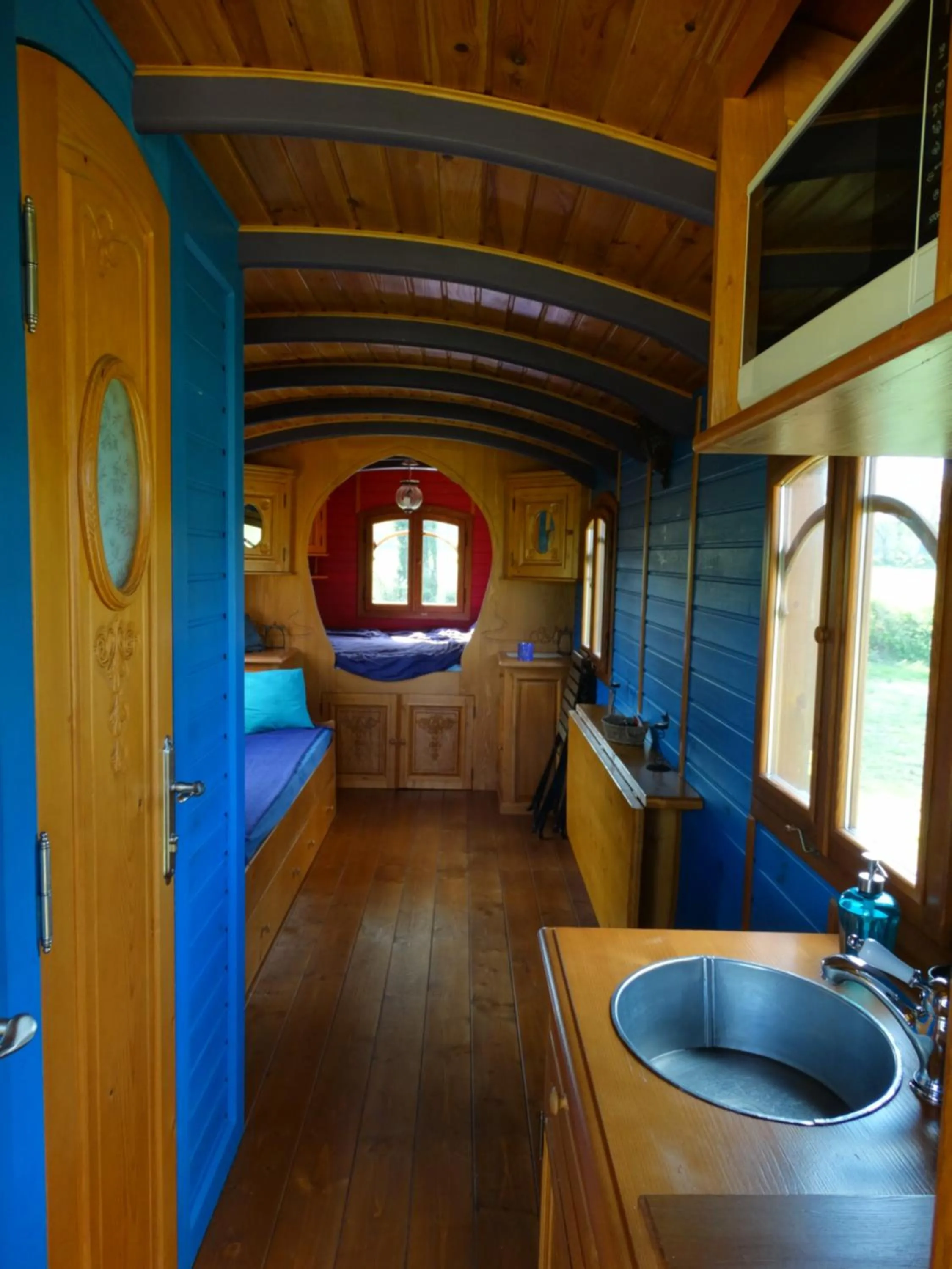 Photo of the whole room in Une roulotte et des chevaux