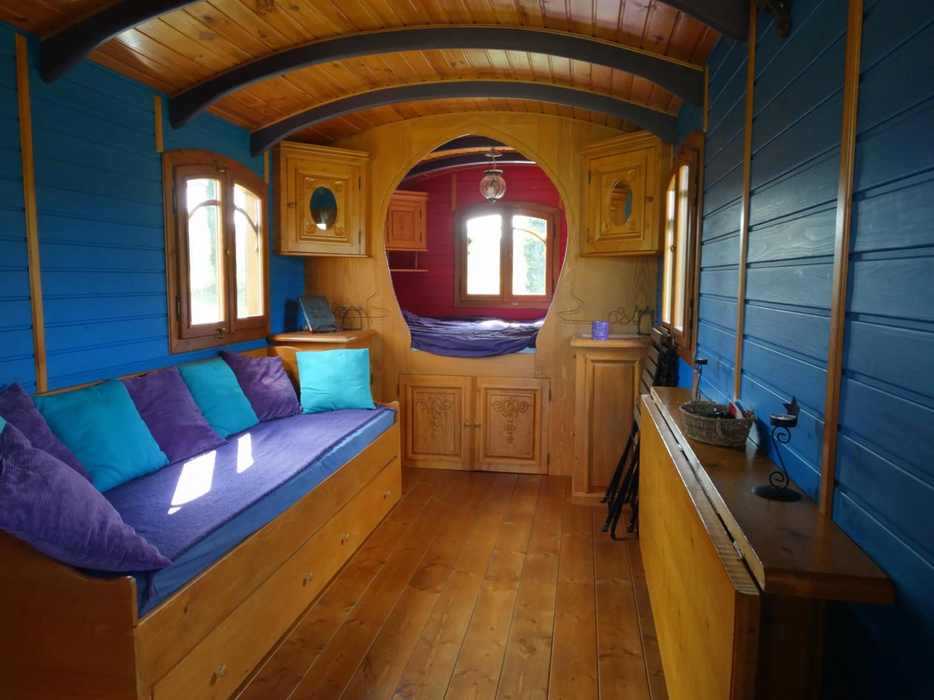 Photo of the whole room in Une roulotte et des chevaux