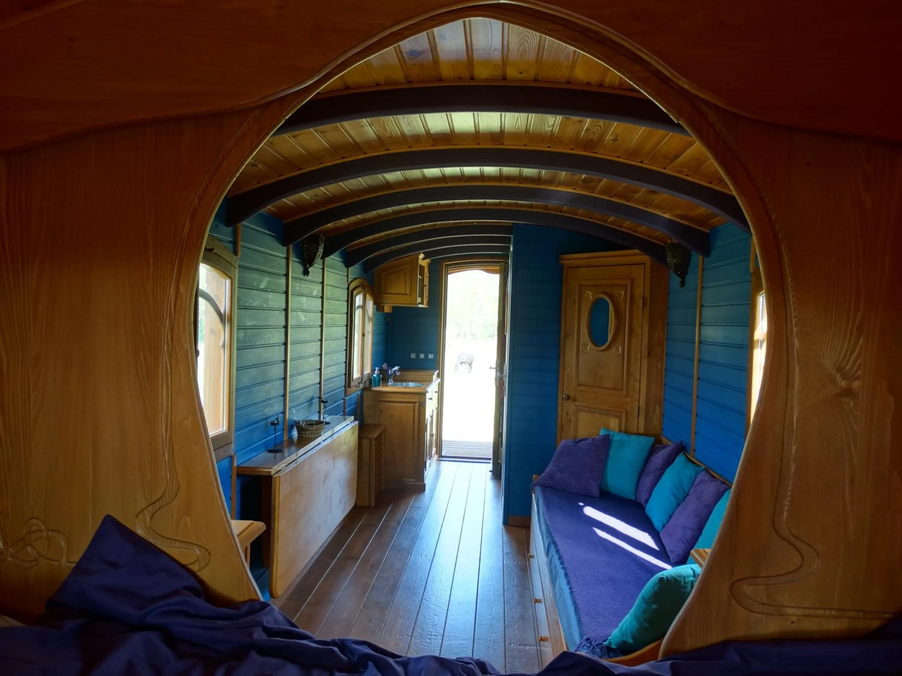 Photo of the whole room in Une roulotte et des chevaux