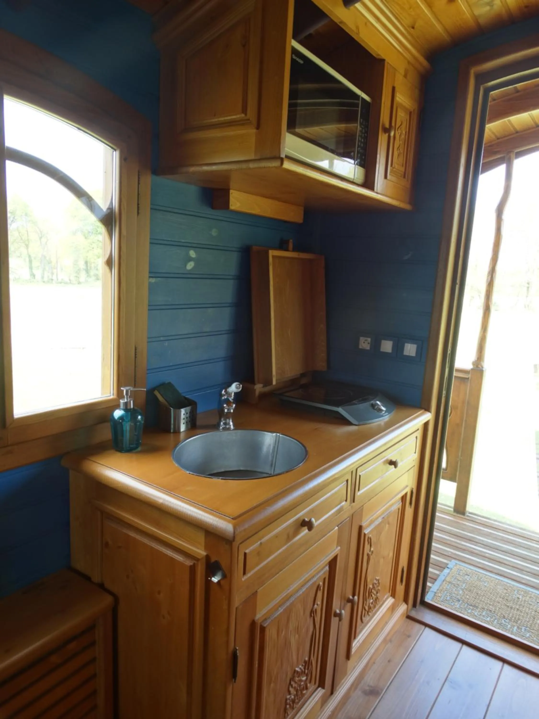 Kitchen or kitchenette in Une roulotte et des chevaux