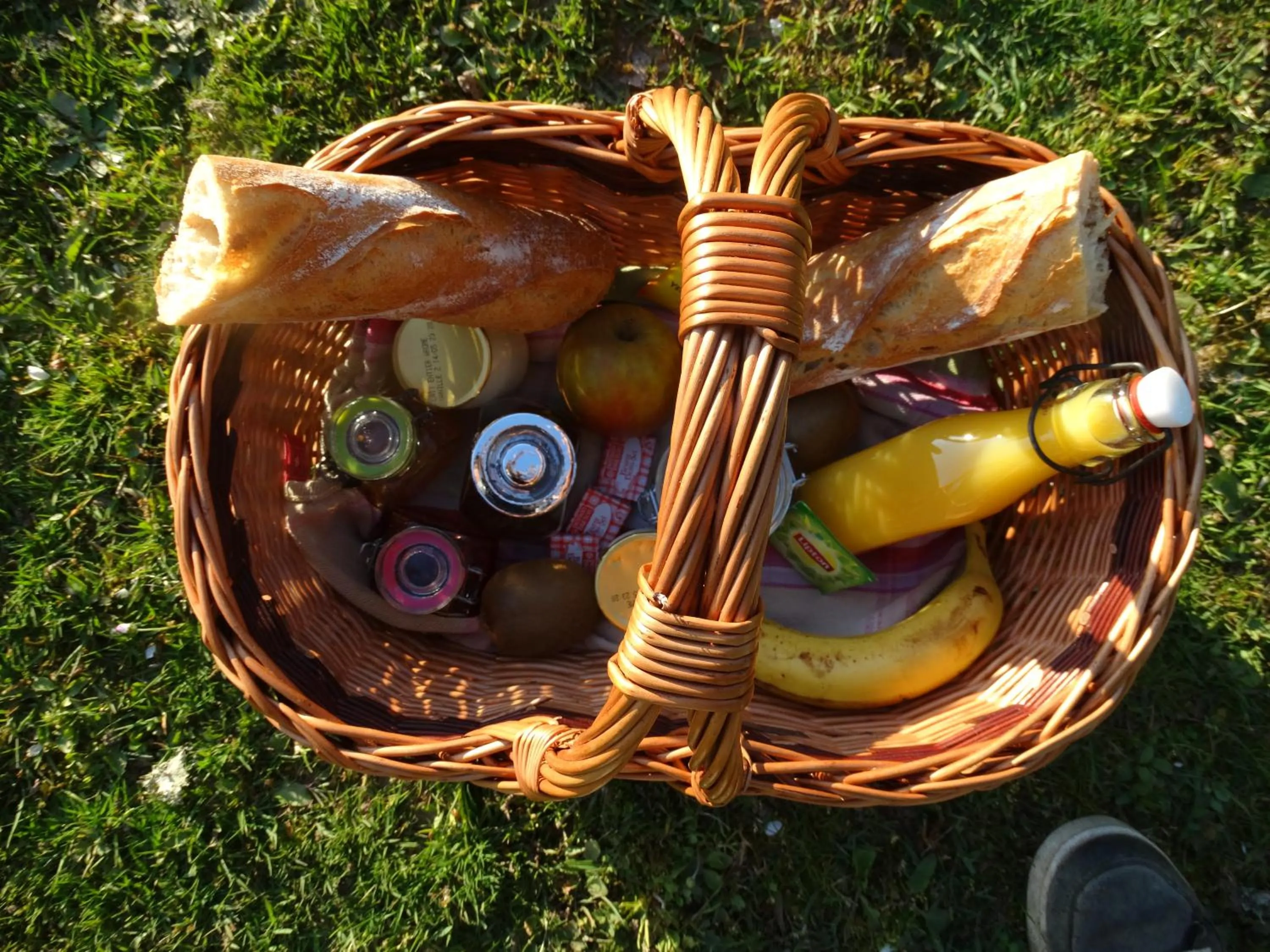 Continental breakfast in Une roulotte et des chevaux