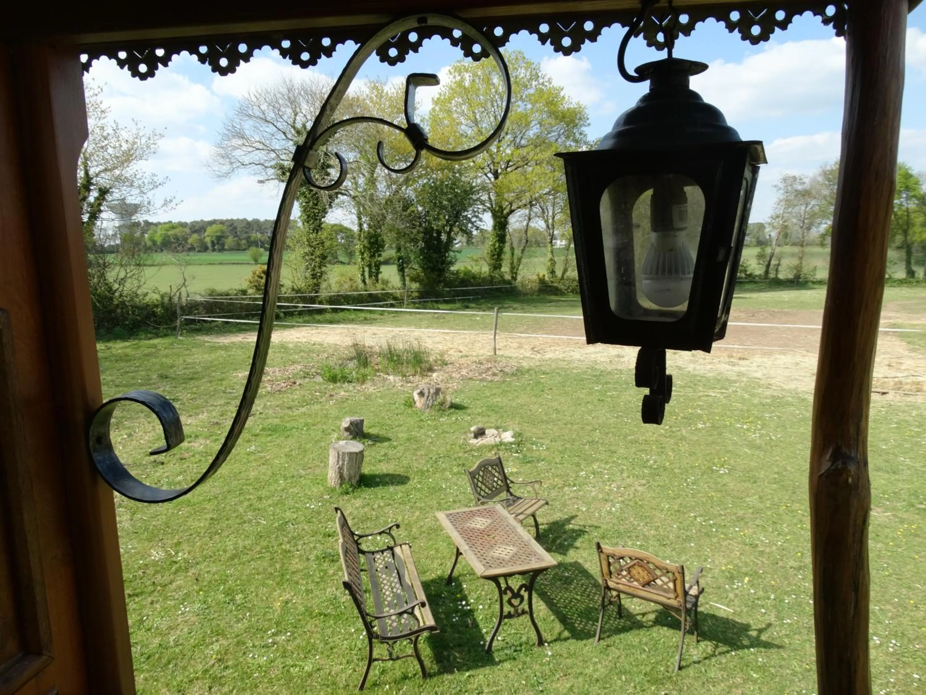 BBQ facilities in Une roulotte et des chevaux