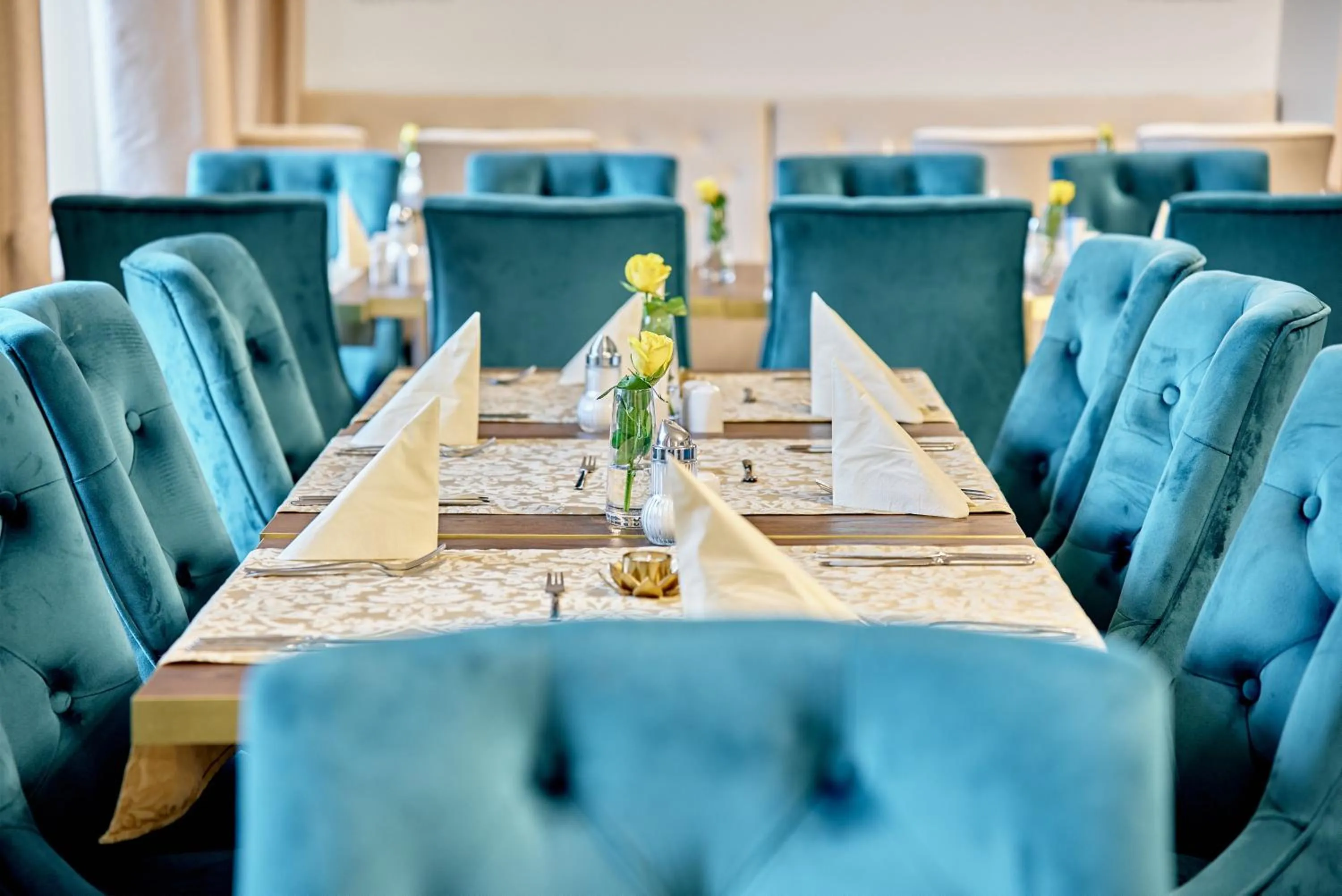 Restaurant/places to eat in Hotel Maxim