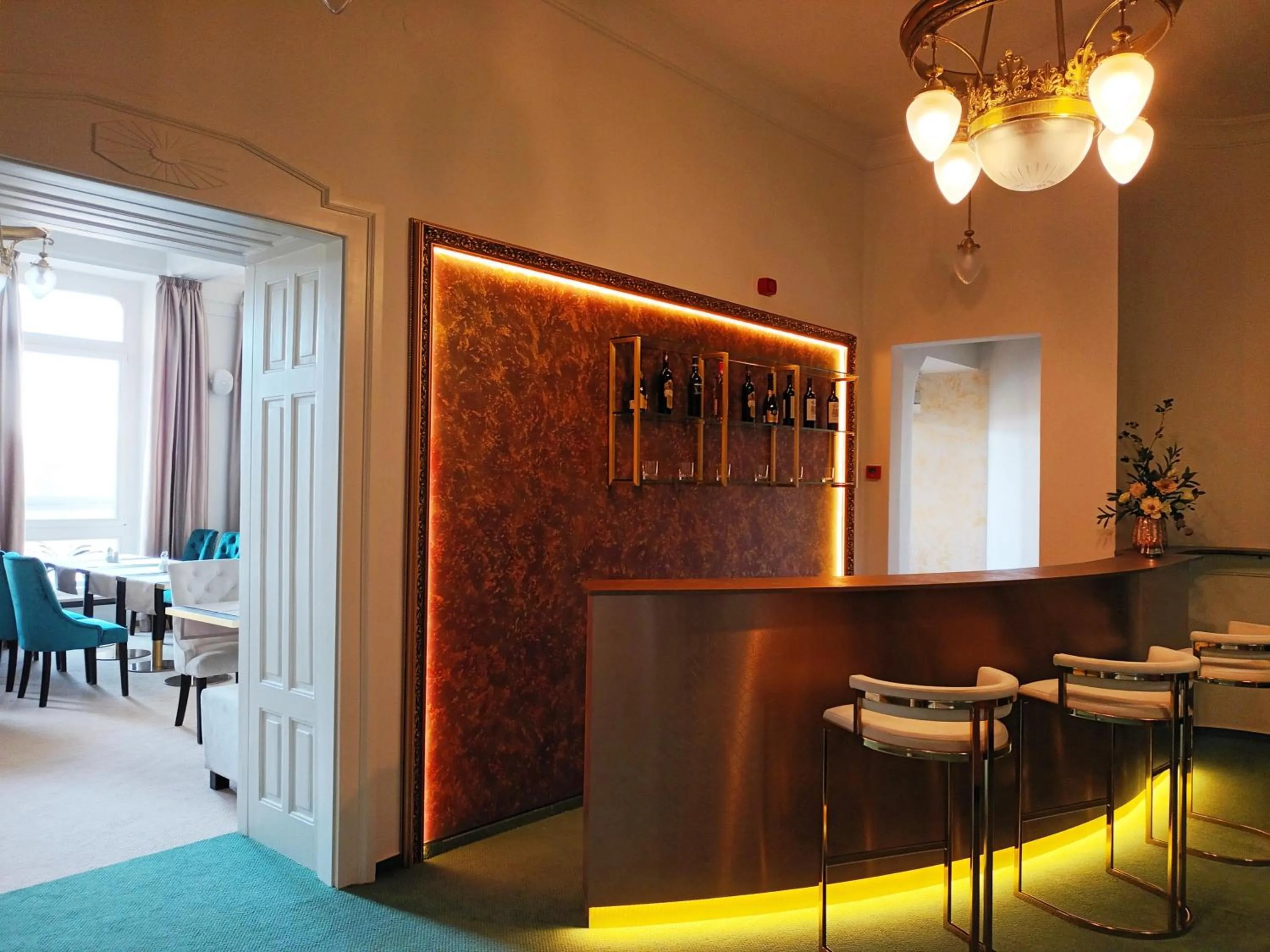 Restaurant/places to eat in Hotel Maxim