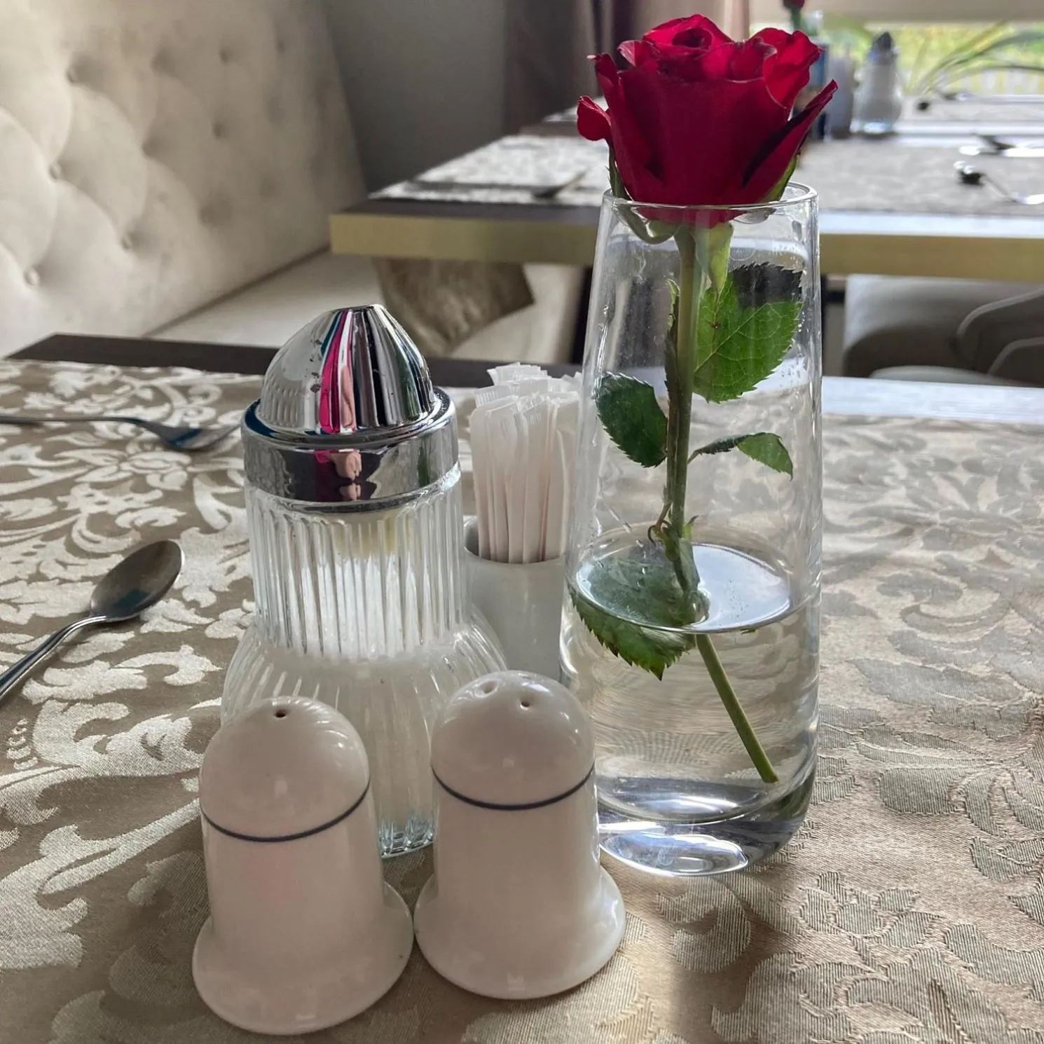 Restaurant/places to eat in Hotel Maxim