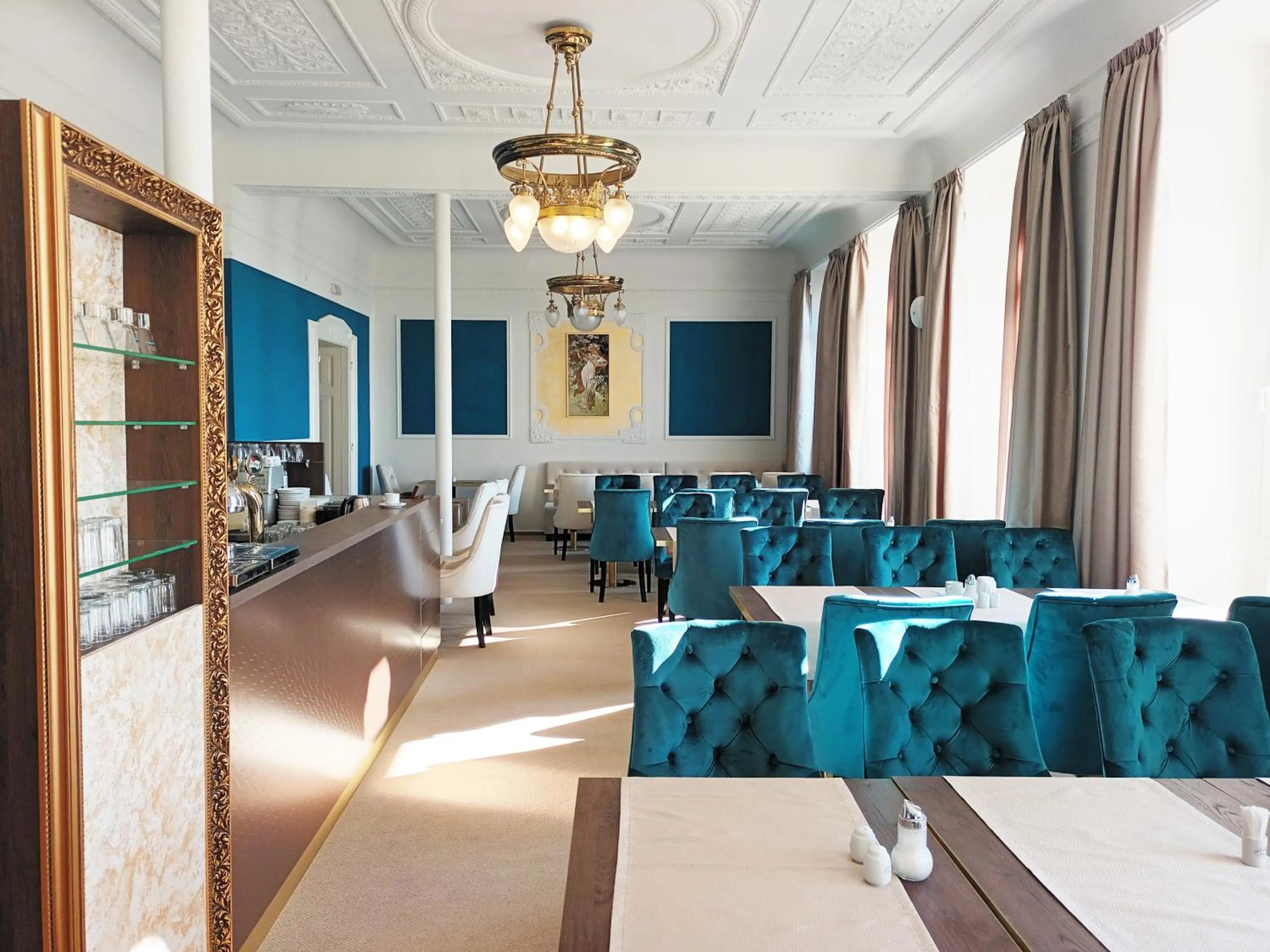 Restaurant/places to eat in Hotel Maxim