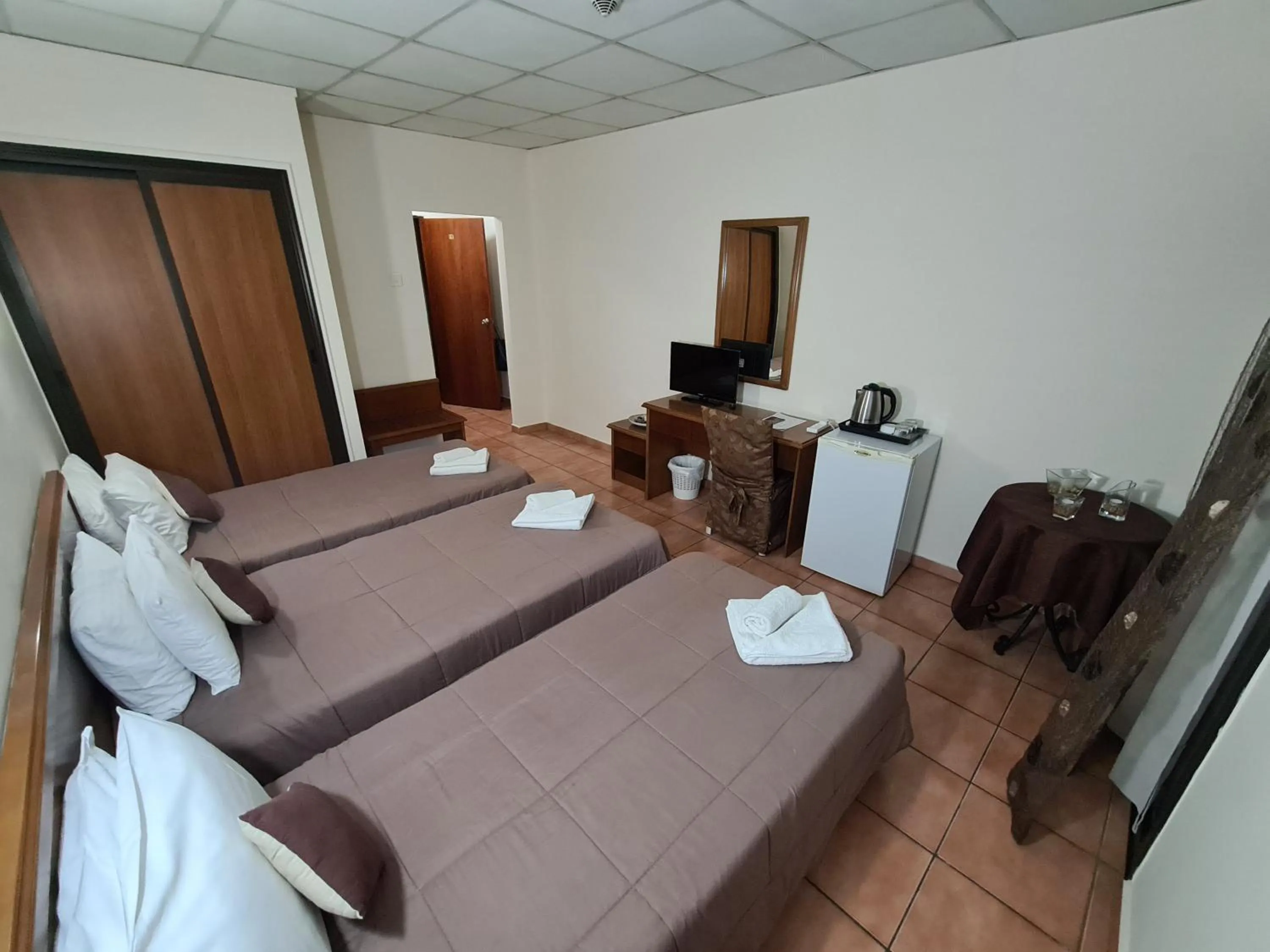 Photo of the whole room, Bed in Metropole Hotel