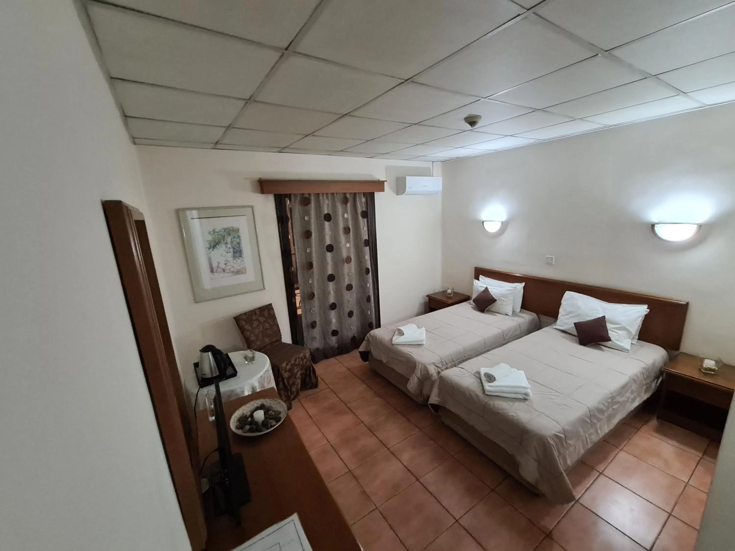 Property building, Bed in Metropole Hotel