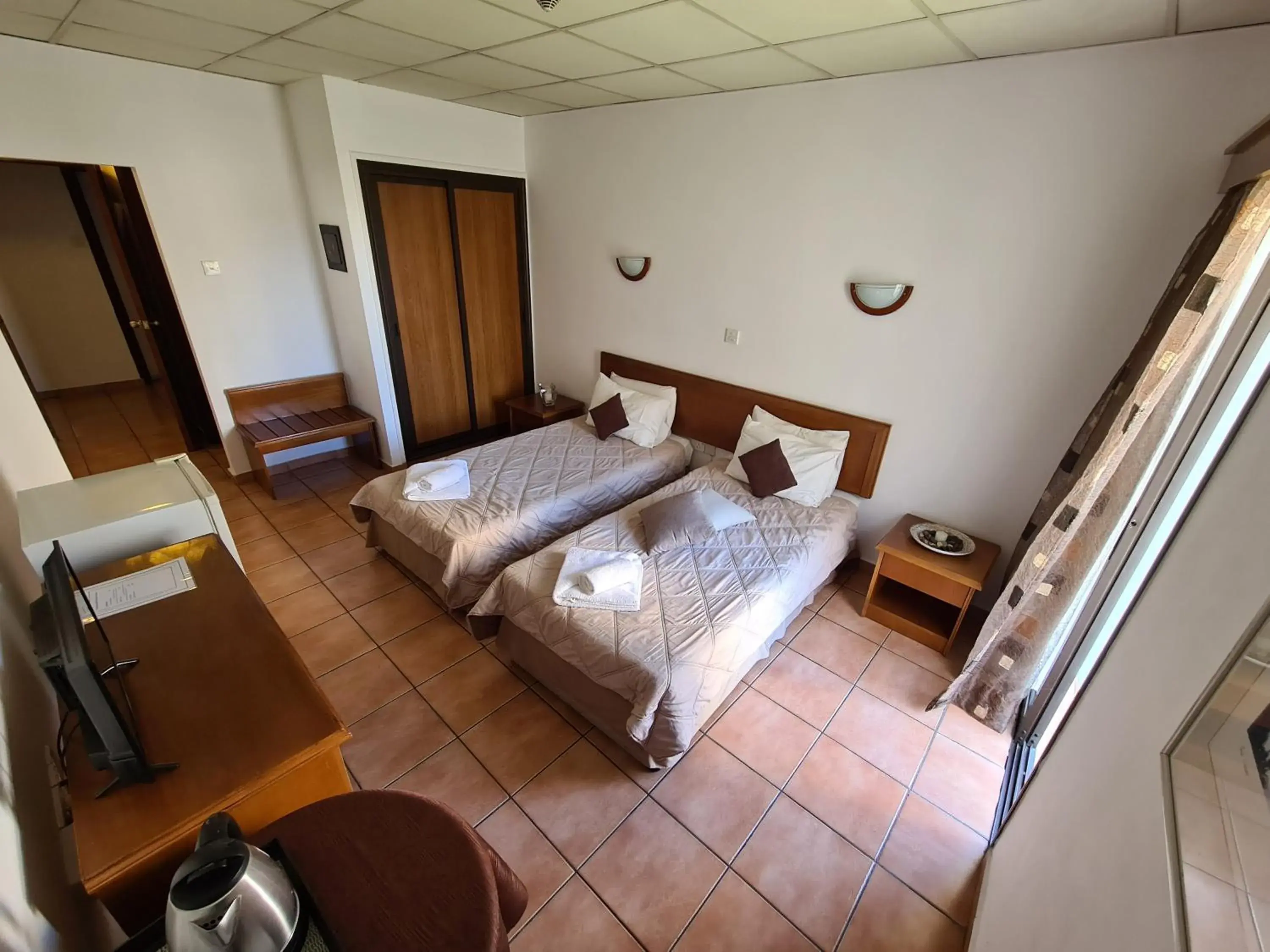 Twin Room in Metropole Hotel Twin Room in Metropole Hotel