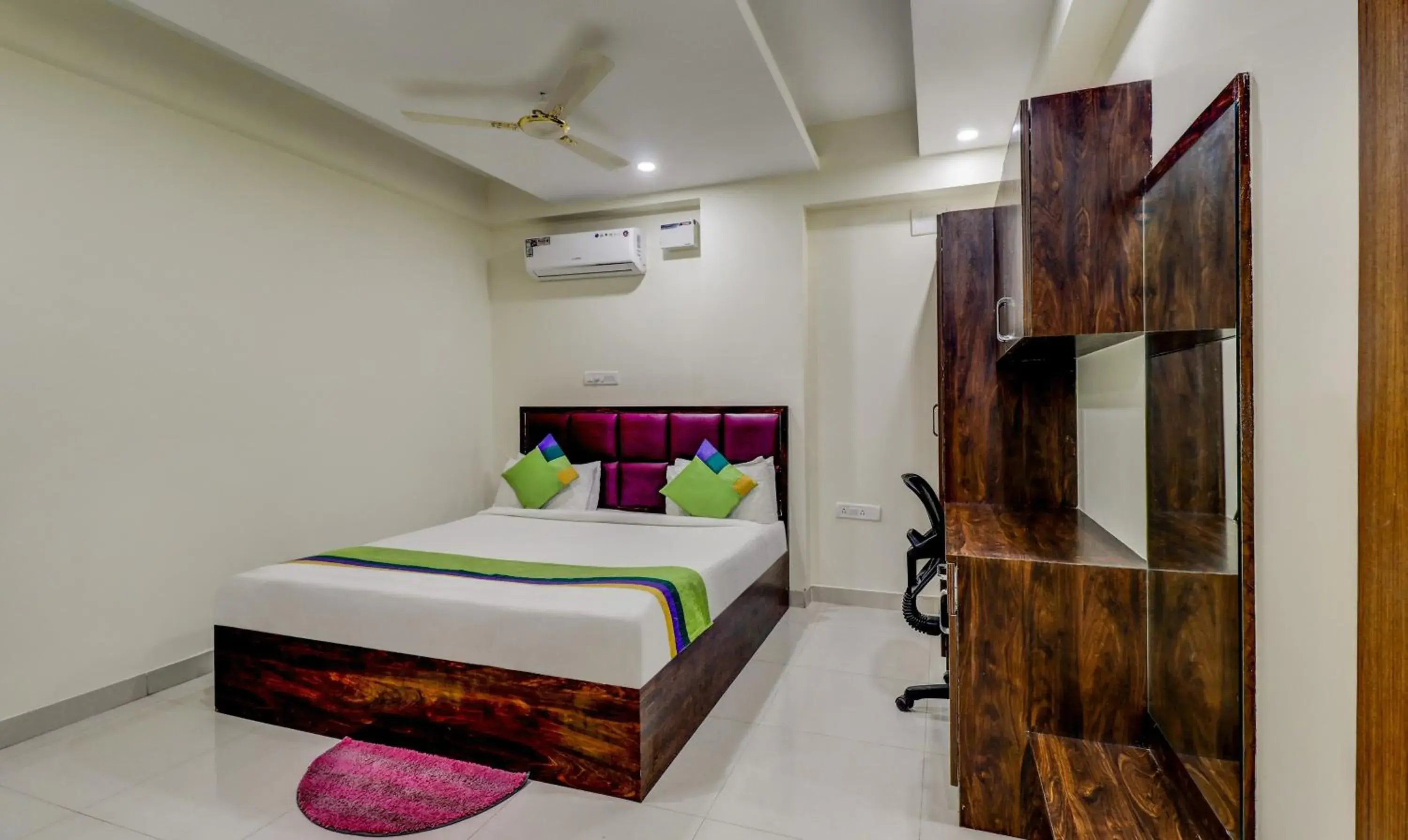 Deluxe Double Room - single occupancy in Itsy Hotels Kozy Rooms Deluxe Double Room - single occupancy in Itsy Hotels Kozy Rooms