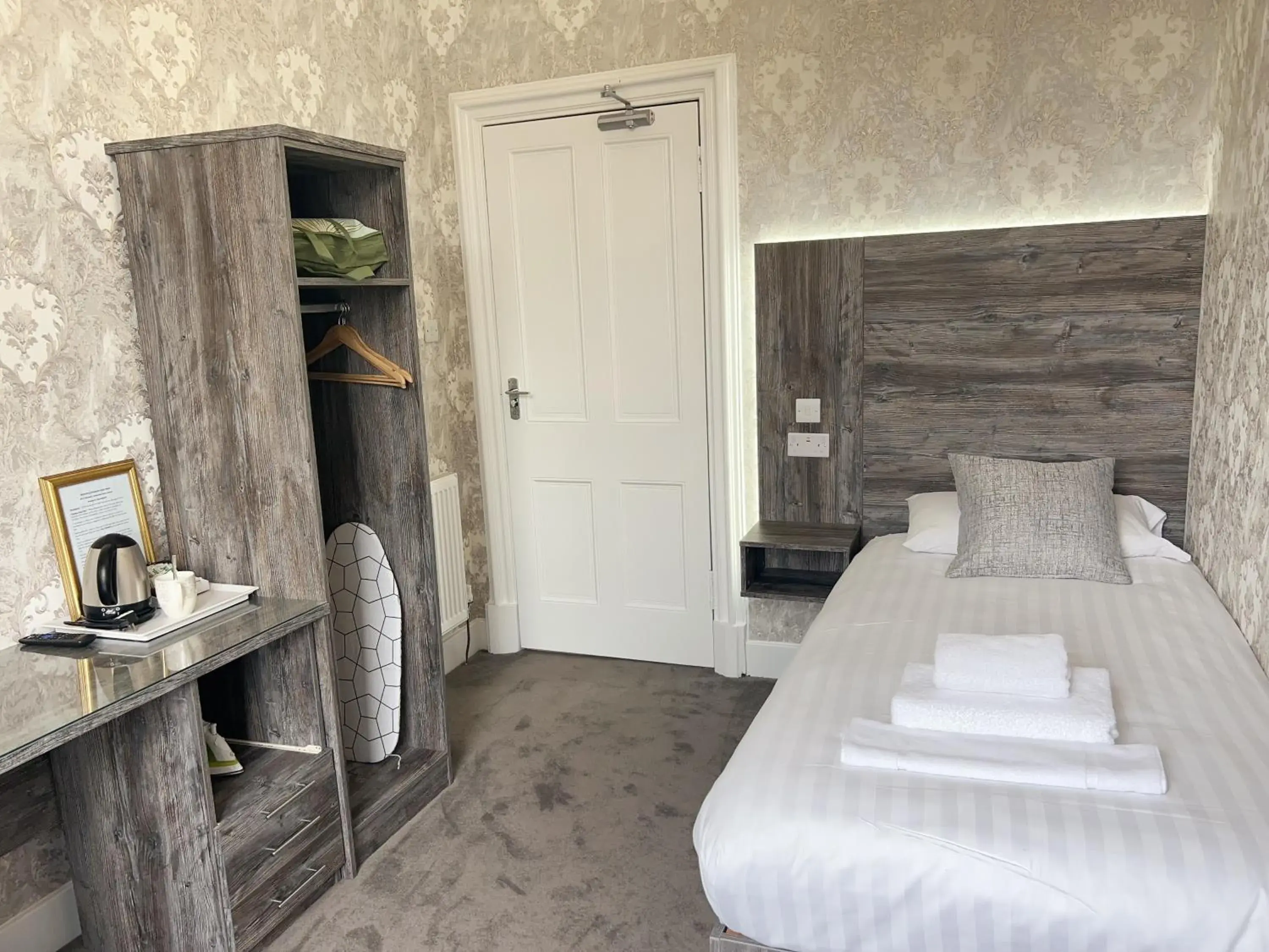 Standard Single Room with Shared Bathroom - single occupancy in Alexander Guest House Standard Single Room with Shared Bathroom - single occupancy in Alexander Guest House