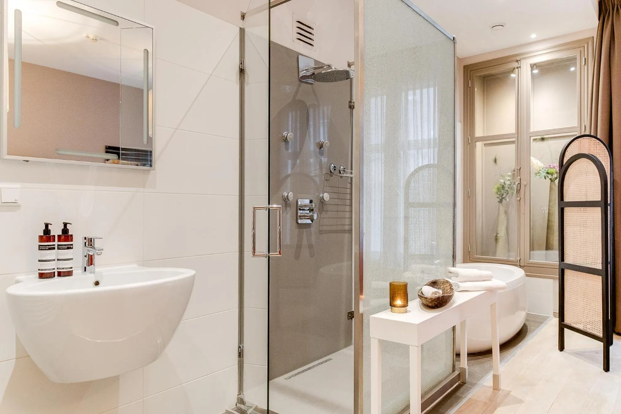 Shower in Brasss Hotel Suites