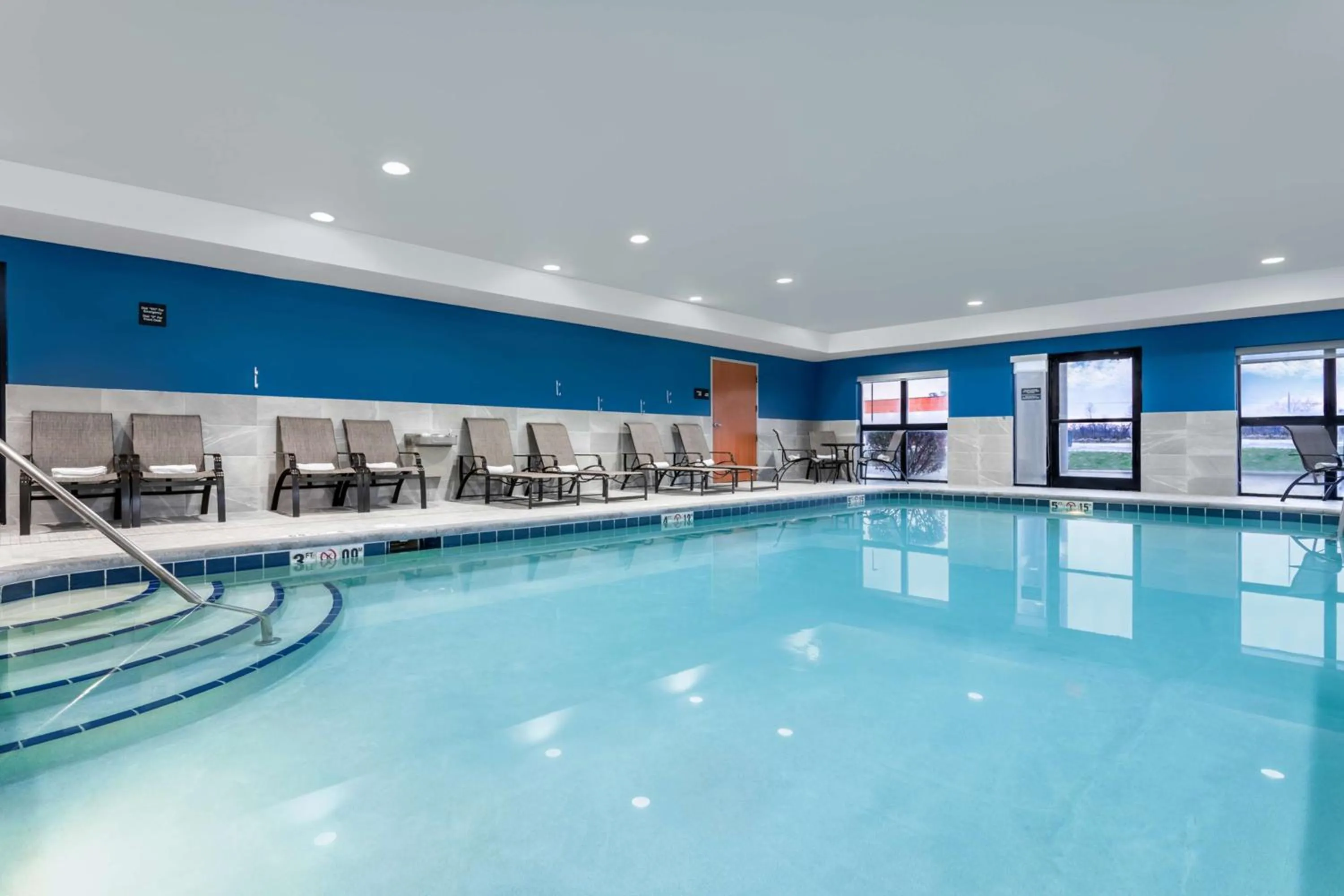 Pool view in Hampton Inn & Suites Richmond