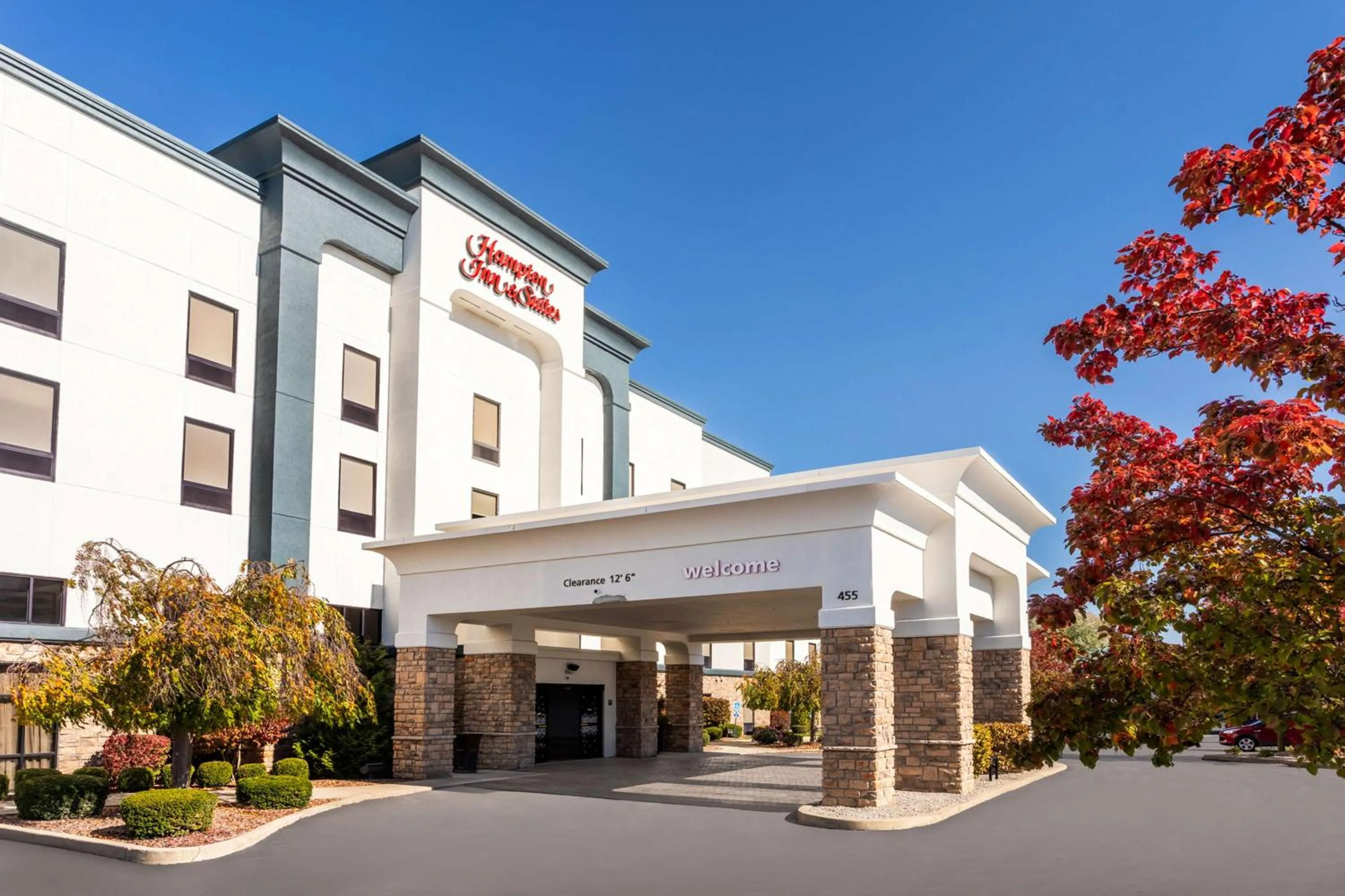 Property building in Hampton Inn & Suites Richmond