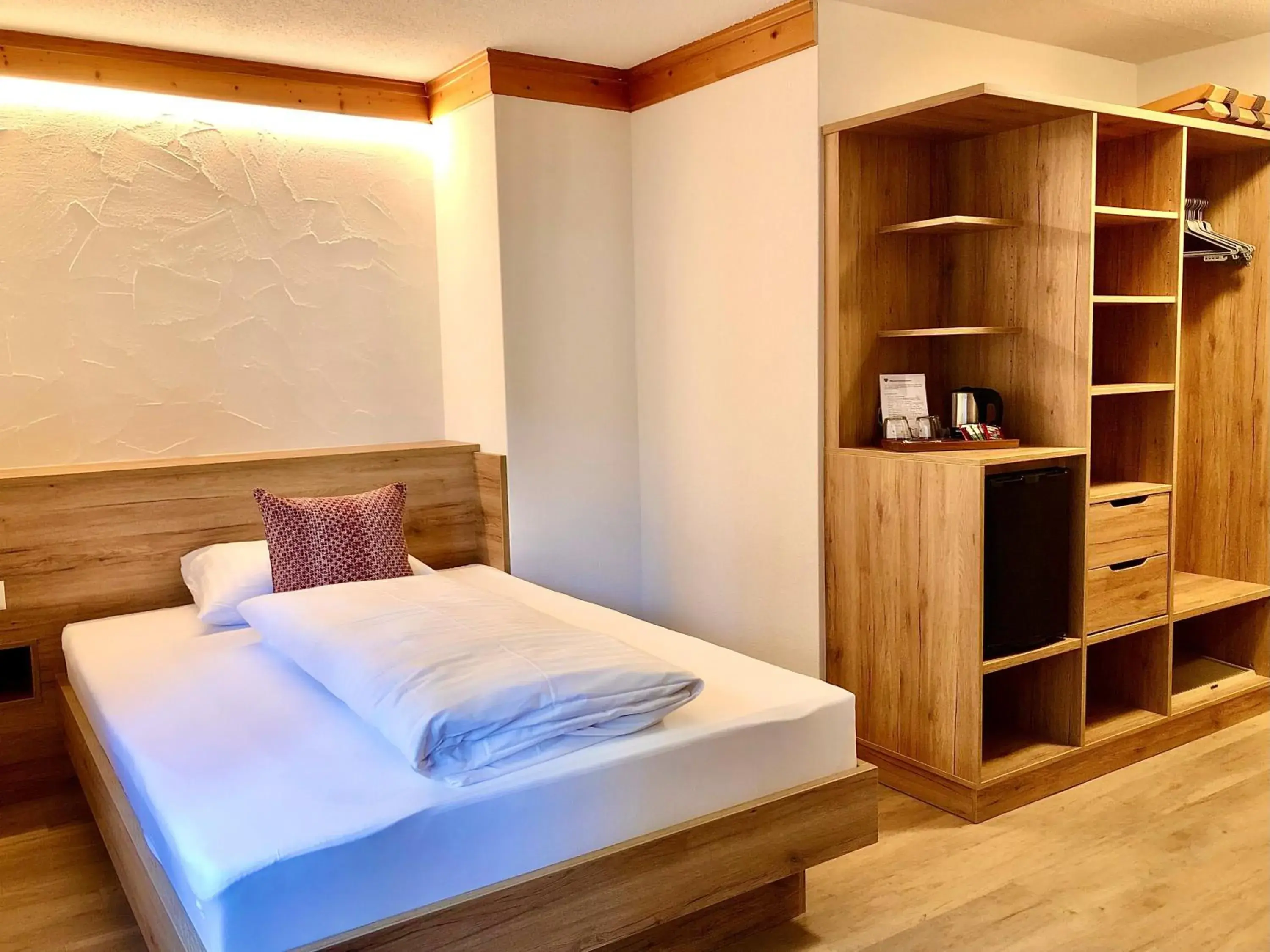 Budget King Room in Hotel Crystal Budget King Room in Hotel Crystal