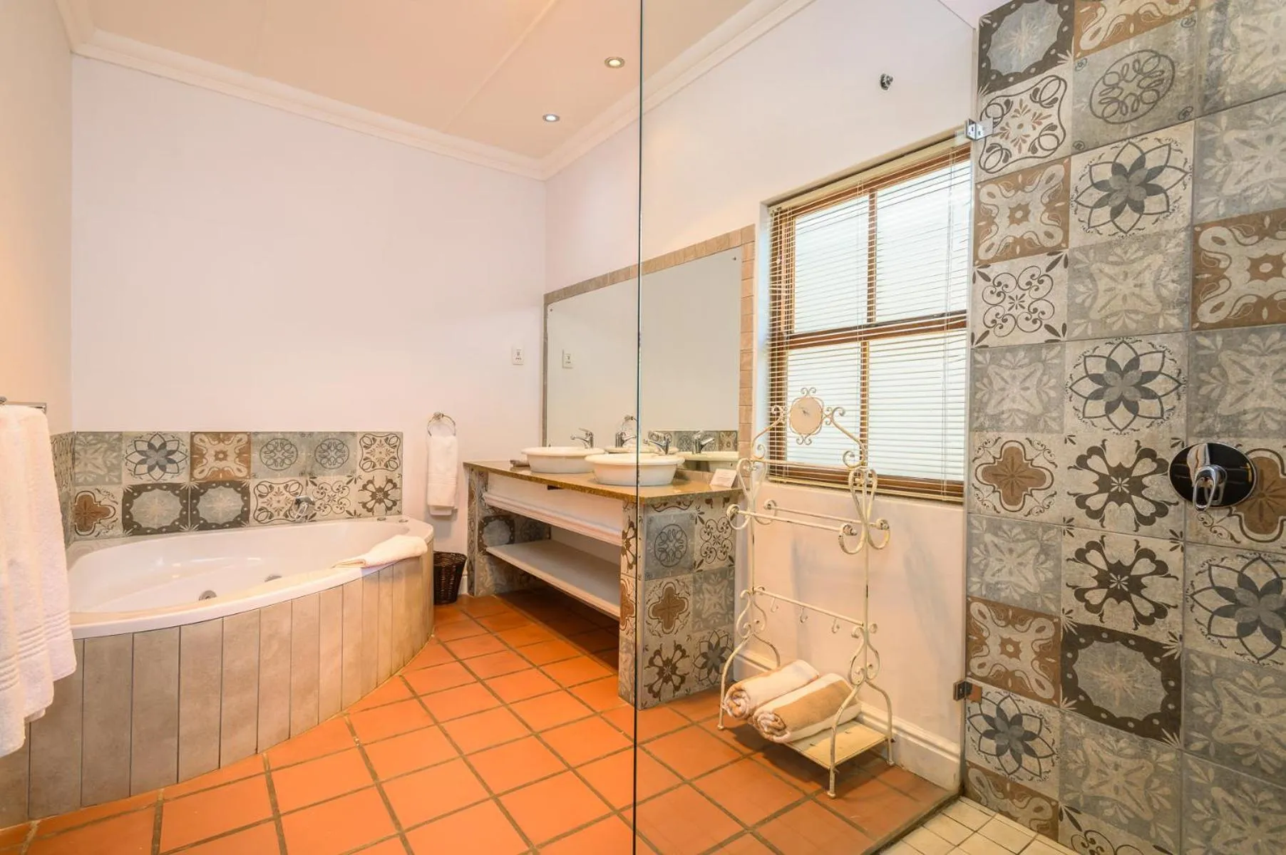 Bathroom, Bed in Berluda Farmhouse and Cottages