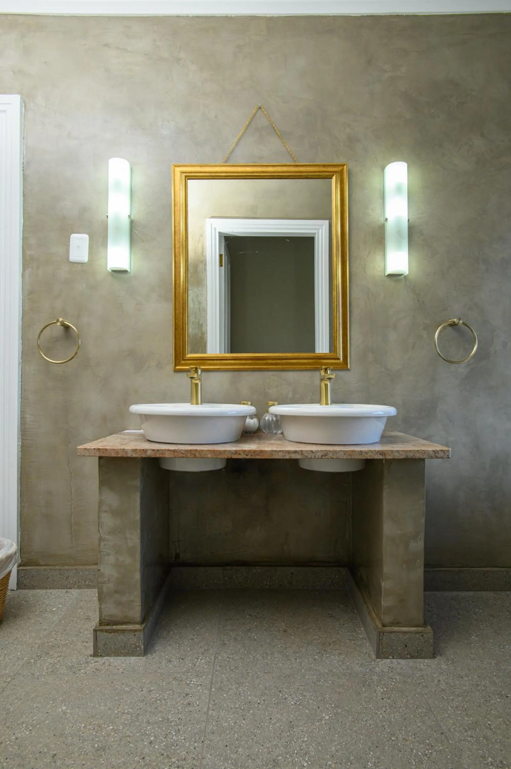 Bathroom in Berluda Farmhouse and Cottages