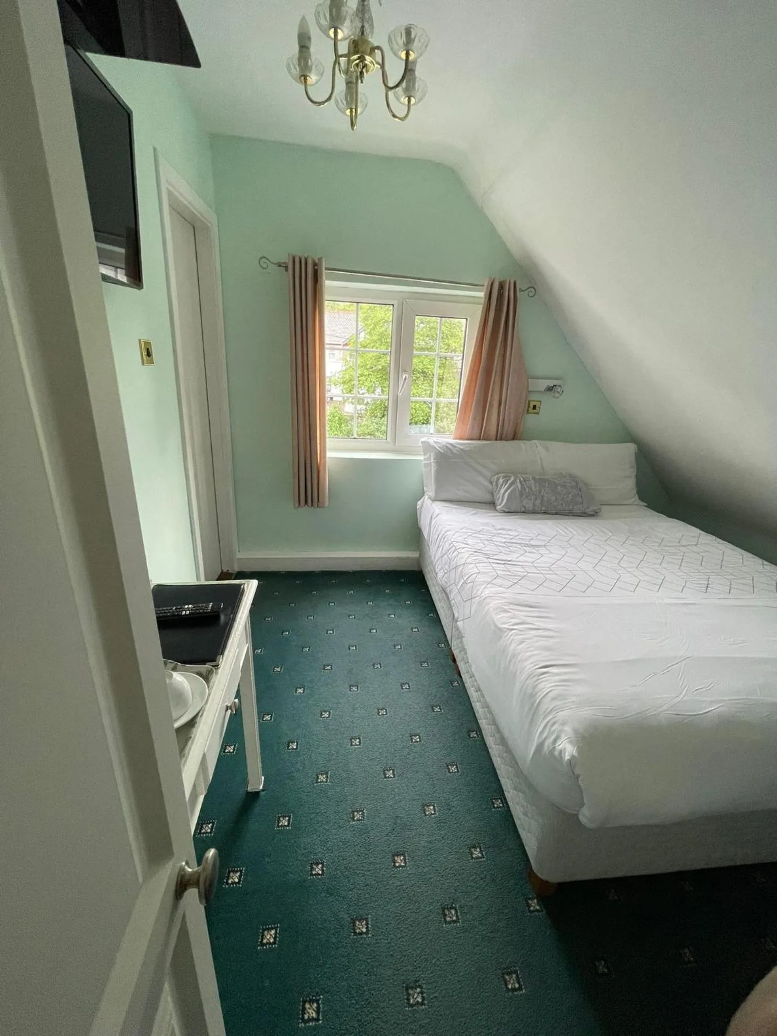 Bed in Shandon Bells Guest House