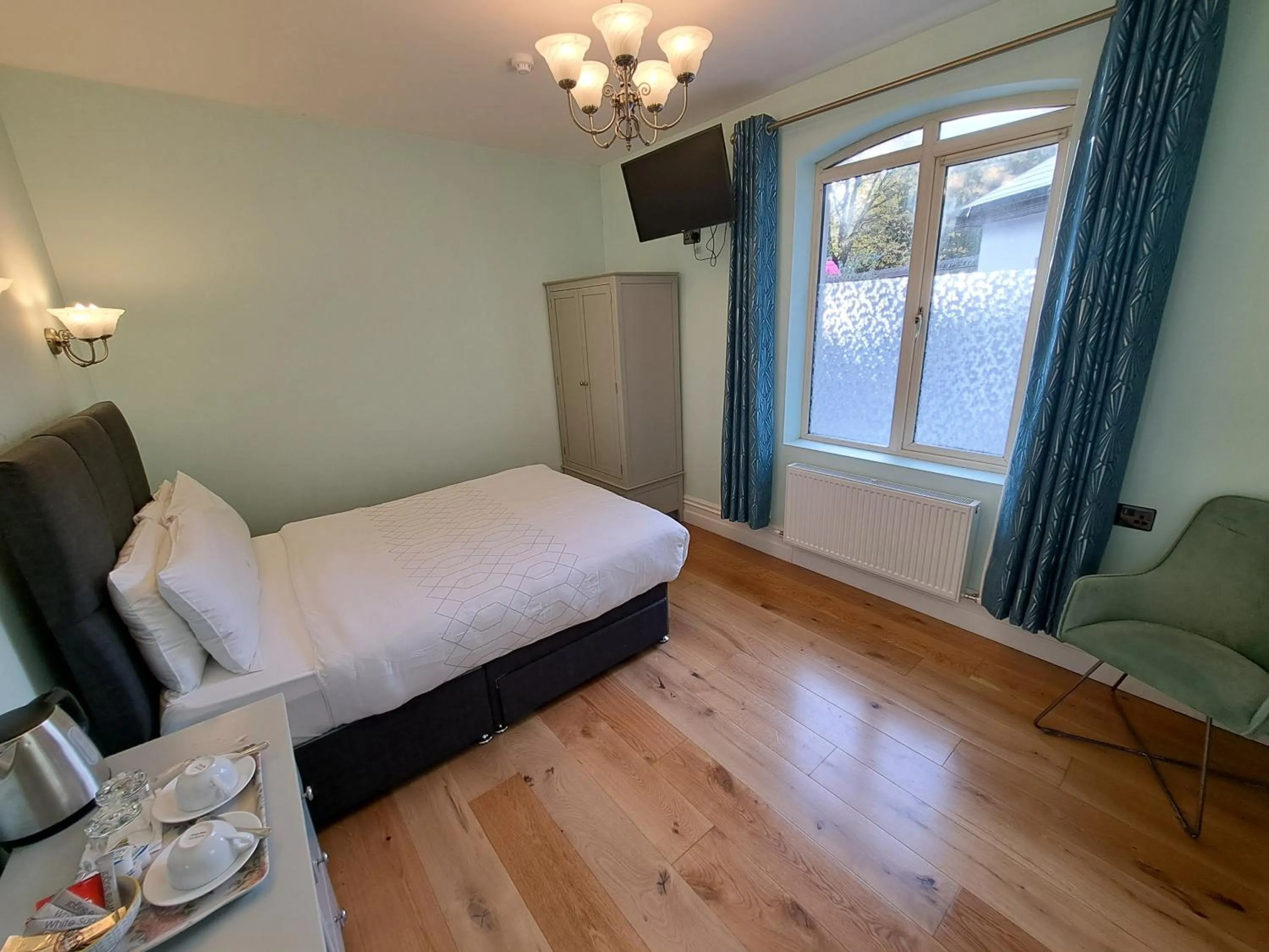 Bed in Shandon Bells Guest House